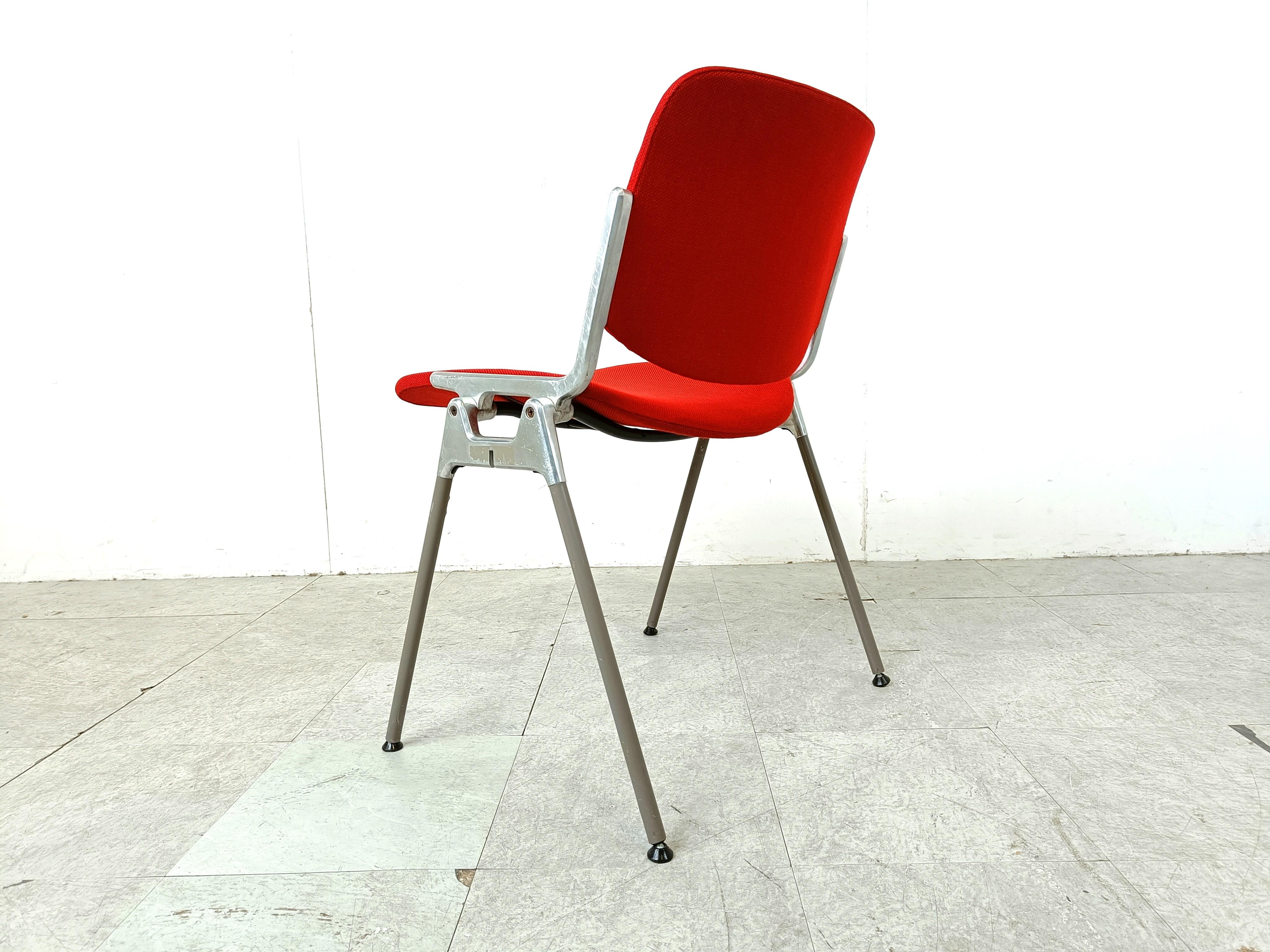 Vintage Esszimmerstühle oder Beistellstühle, entworfen von Giancarlo Piretti für Castelli.

Diese Stühle können gestapelt werden und sind bei gelegentlichem Gebrauch sehr platzsparend.

neu gepolstert mit rotem Stoff.

Guter Originalzustand mit