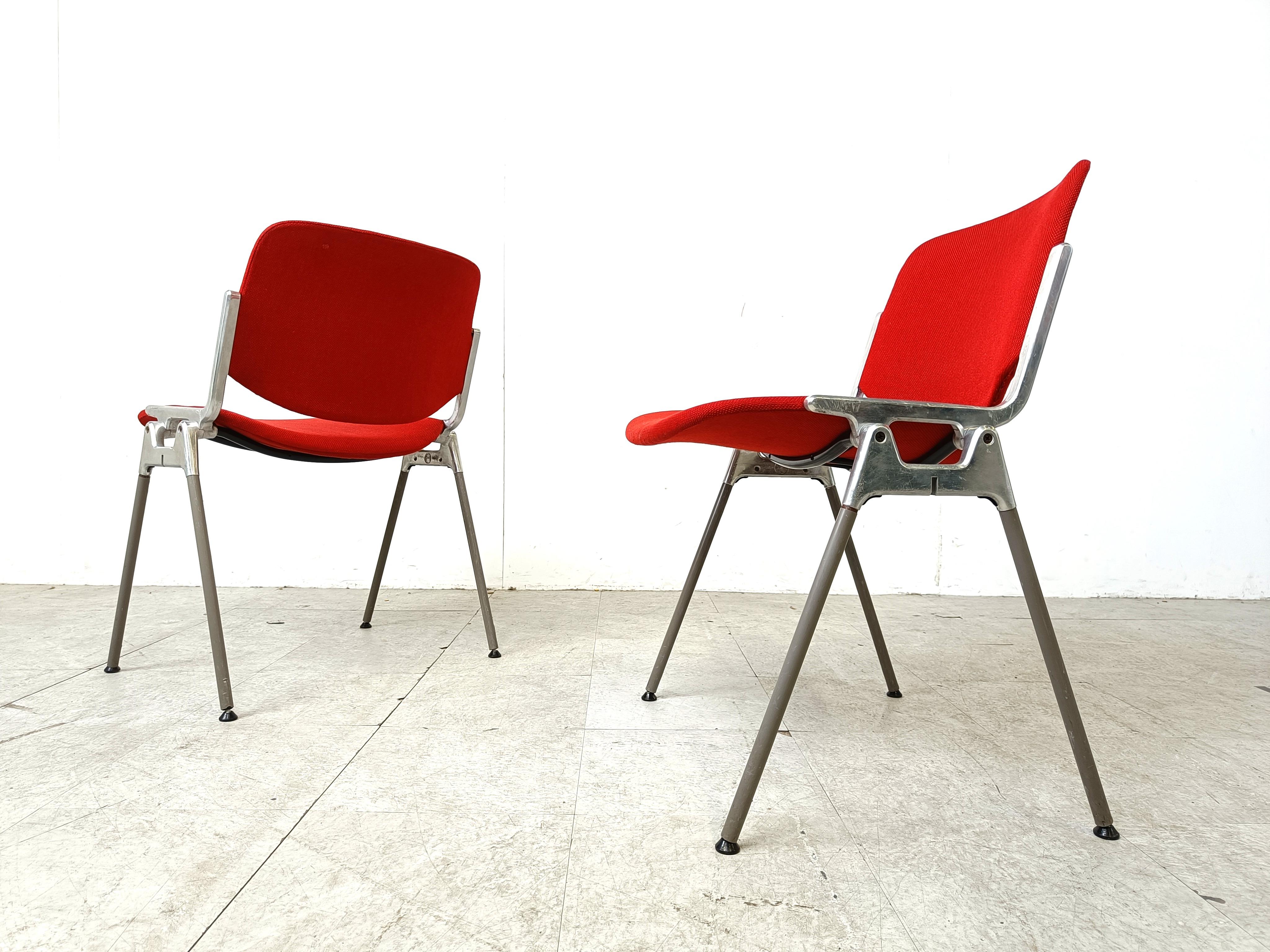 Chaises de salle à manger ou chaises d'appoint vintage conçues par Giancarlo Piretti pour Castelli.

Ces chaises peuvent être empilées et permettent de gagner beaucoup de place pour une utilisation occasionnelle.

reupholstered in red fabric.

Bon