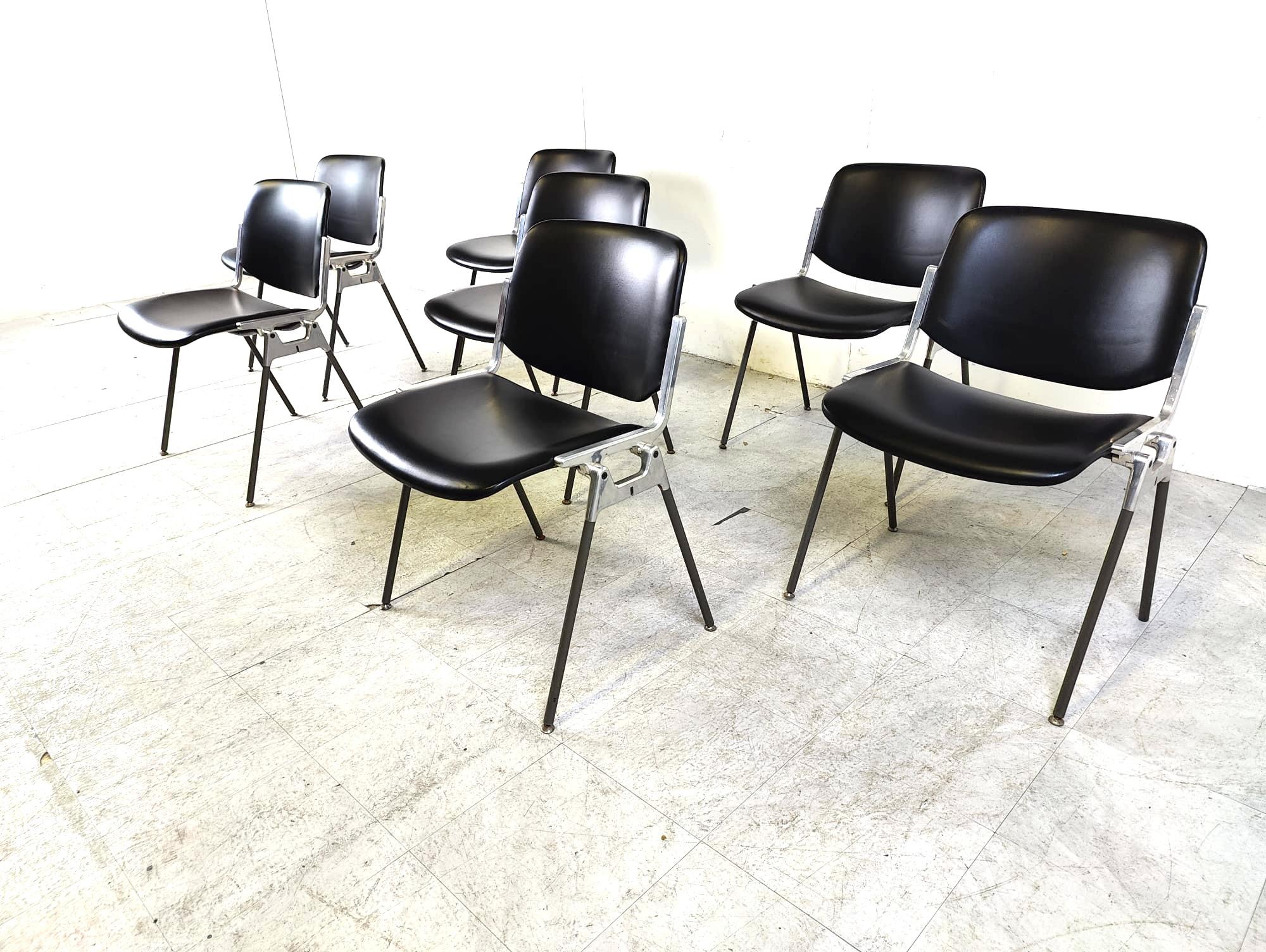 Vintage dining chairs or side chairs designed by Giancarlo Piretti for Castelli, set of 7

These chairs can be stacked and save up a lot of space for occasional use.

Good condition

Dimensions:
Height: 77cm/30.31
