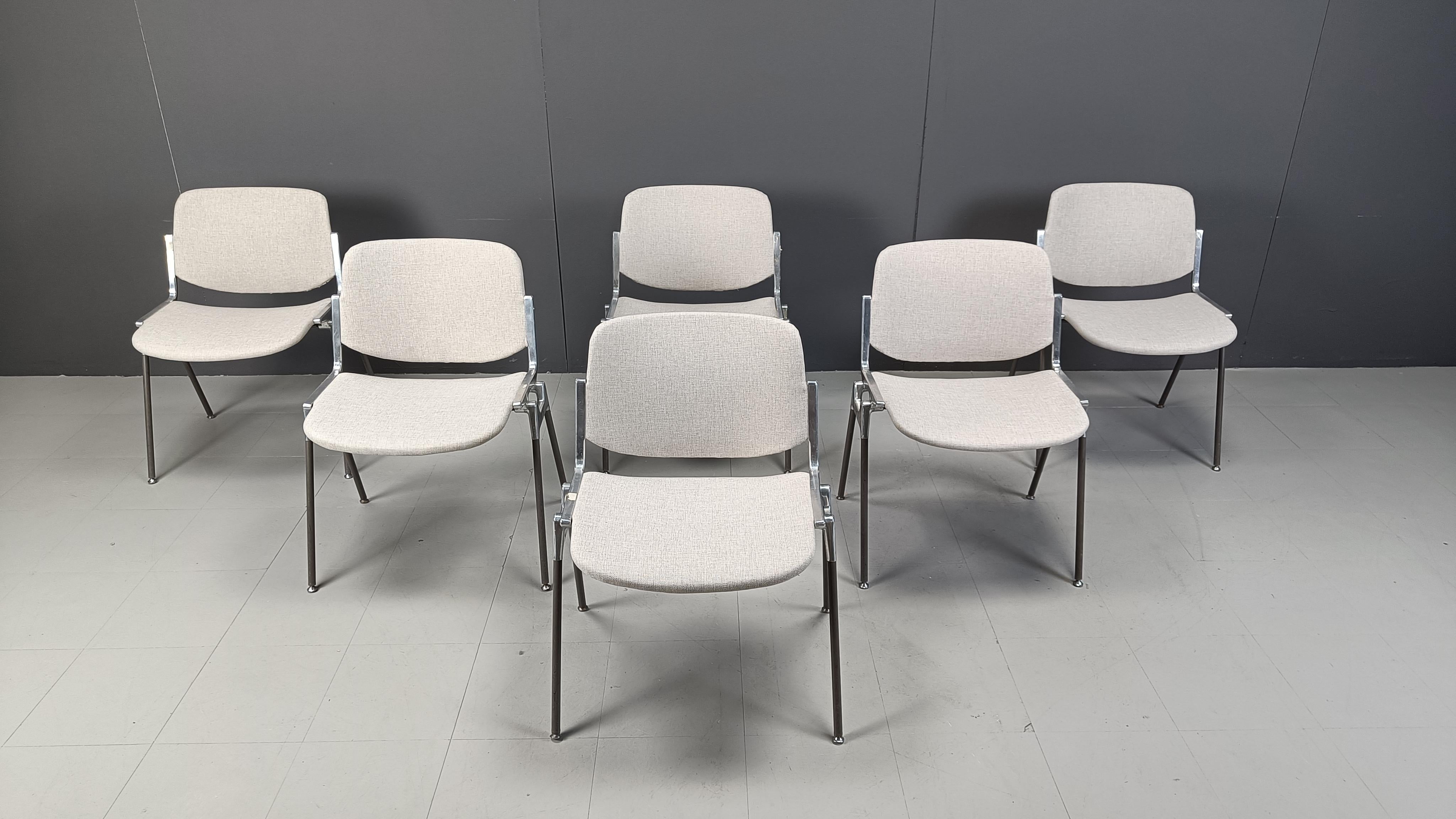 Vintage Dsc 106 Side Chairs By Giancarlo Piretti For Castelli, Set Of 6 For Sale 4