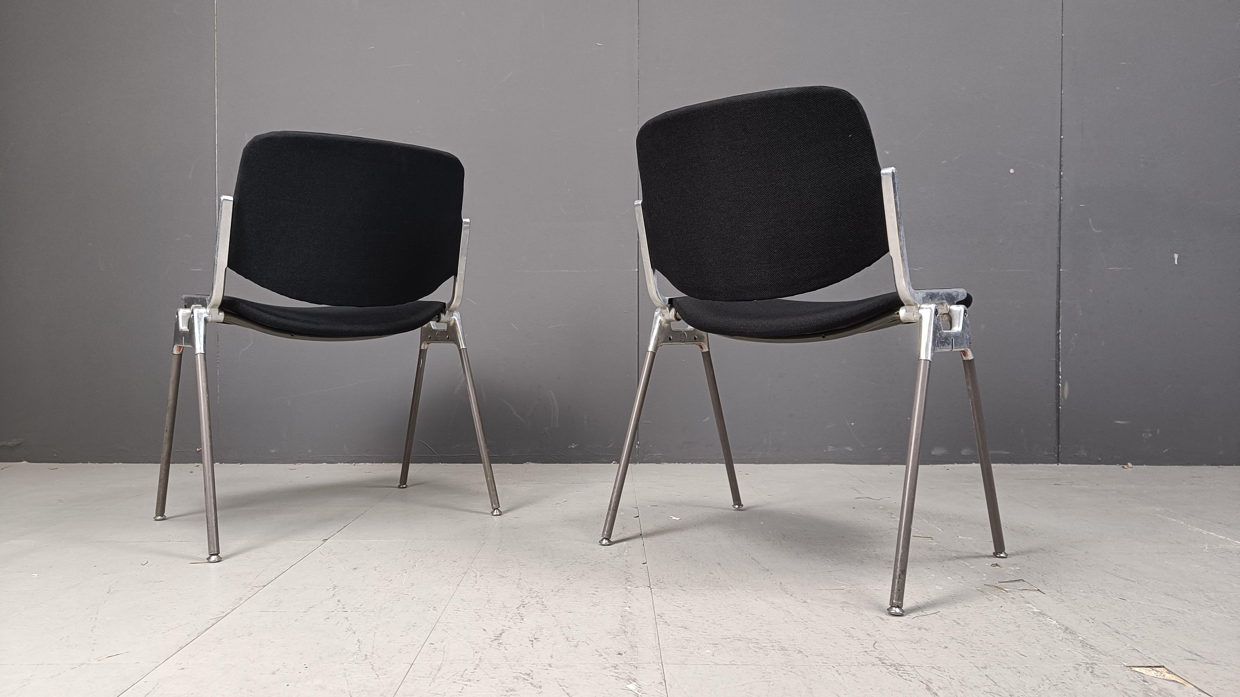 Sedie da pranzo o sedie laterali vintage disegnate da Giancarlo Piretti per Castelli.

Queste sedie possono essere impilate e consentono di risparmiare molto spazio per un uso occasionale.

Rivestito in tessuto nero.

Buone condizioni originali con