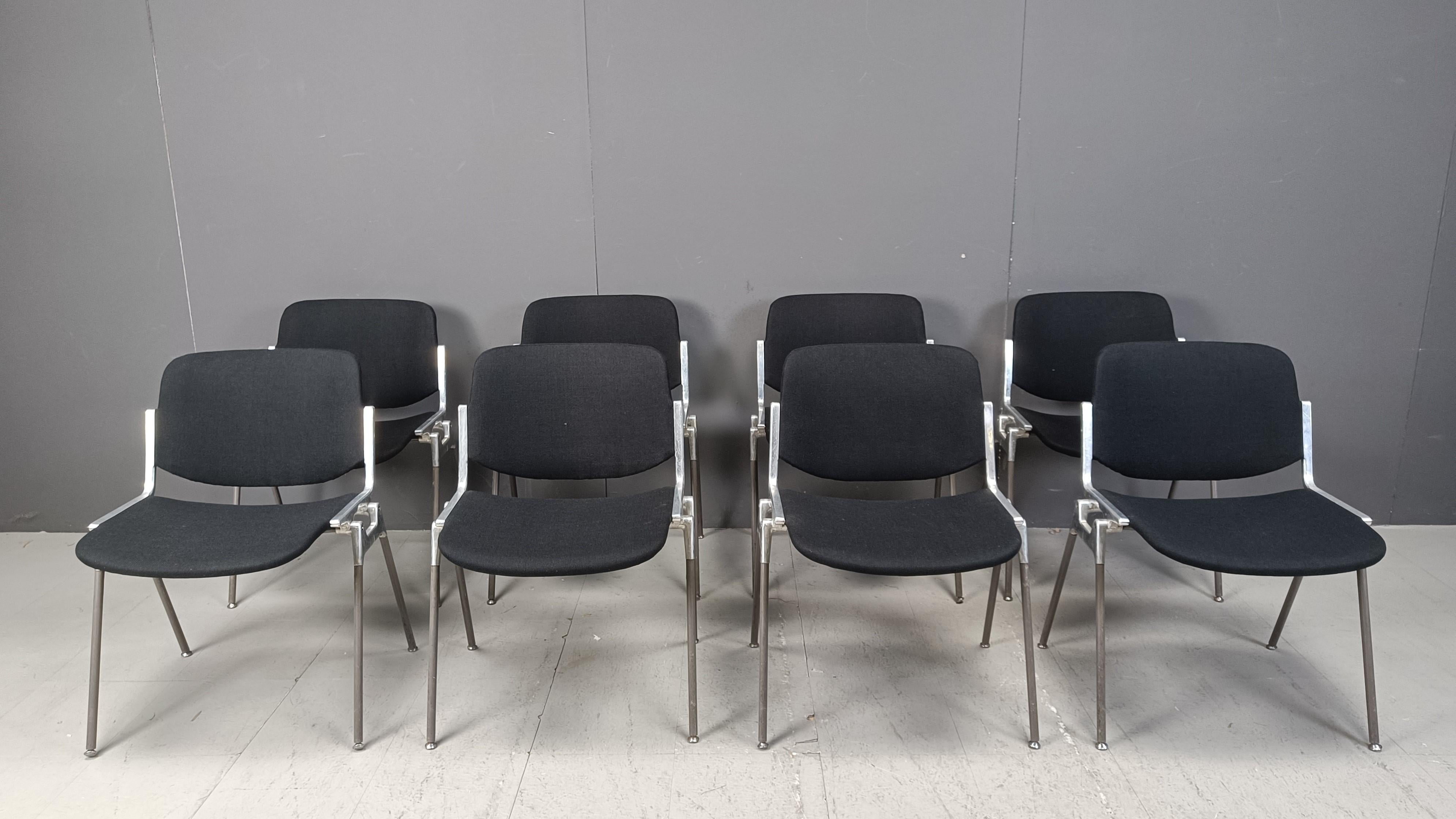 Italiano Sedie Dsc 106 d'epoca di Giancarlo Piretti per Castelli, set da 8 in vendita
