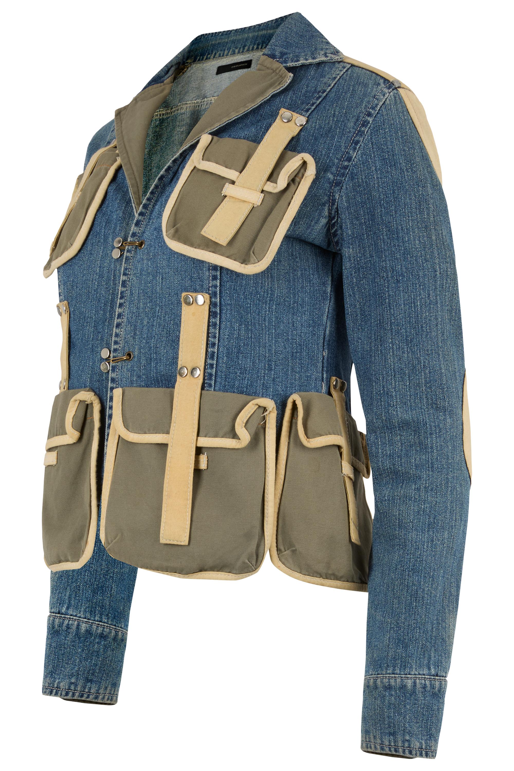 Vintage Dsquared Multi Pocket Cargo-Stil Jacke. Diese Dsquared-Jacke hat eine Multi-Pocket-Funktion mit gerafften Aufsätzen zum Verstellen der Tasche. Metallspange sind entlang der Mitte der Jacke, die Jacke hat auch Patches entlang der Ellbogen und
