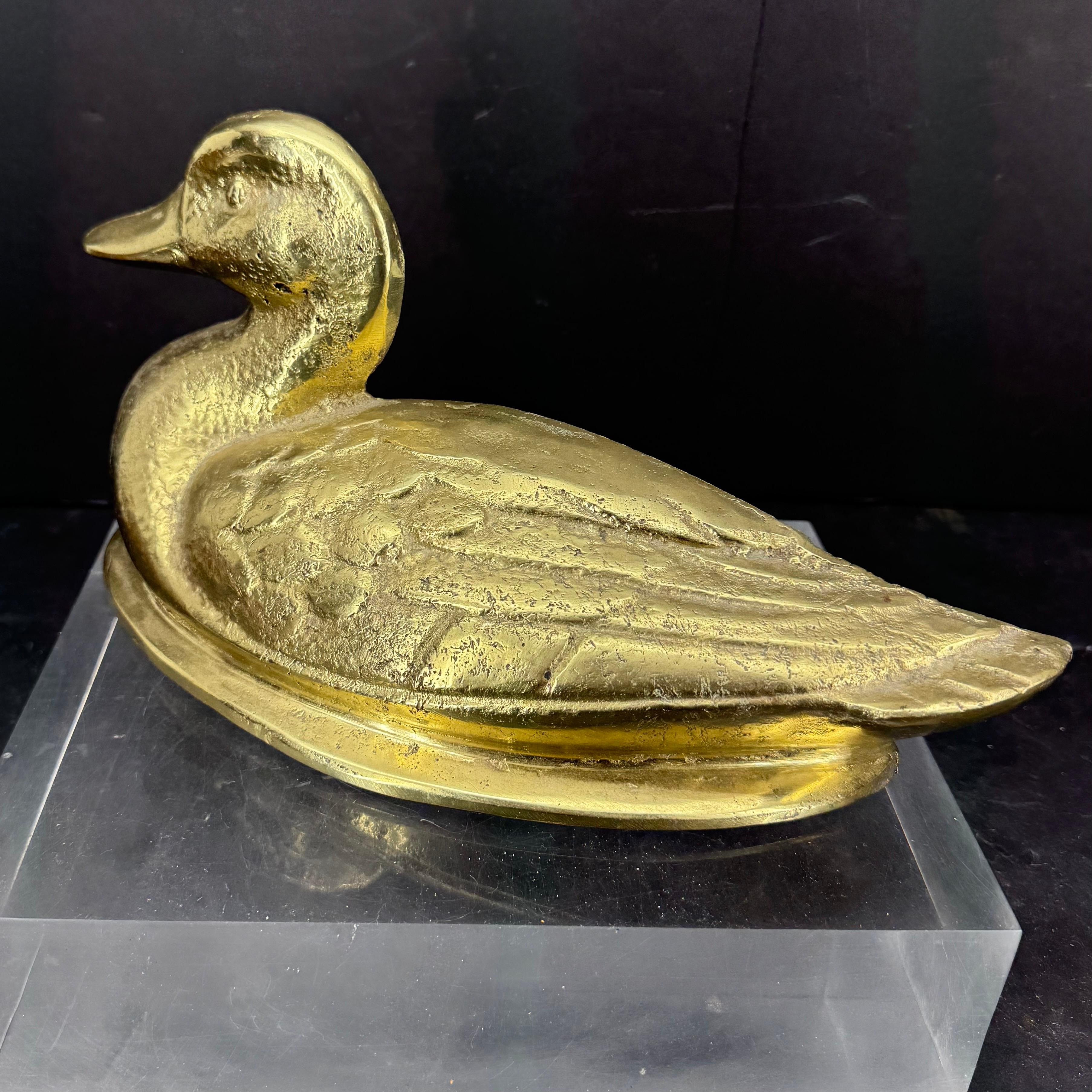 Escultura de pato de latón macizo, Inglaterra, hacia 1970 Vaciado en venta