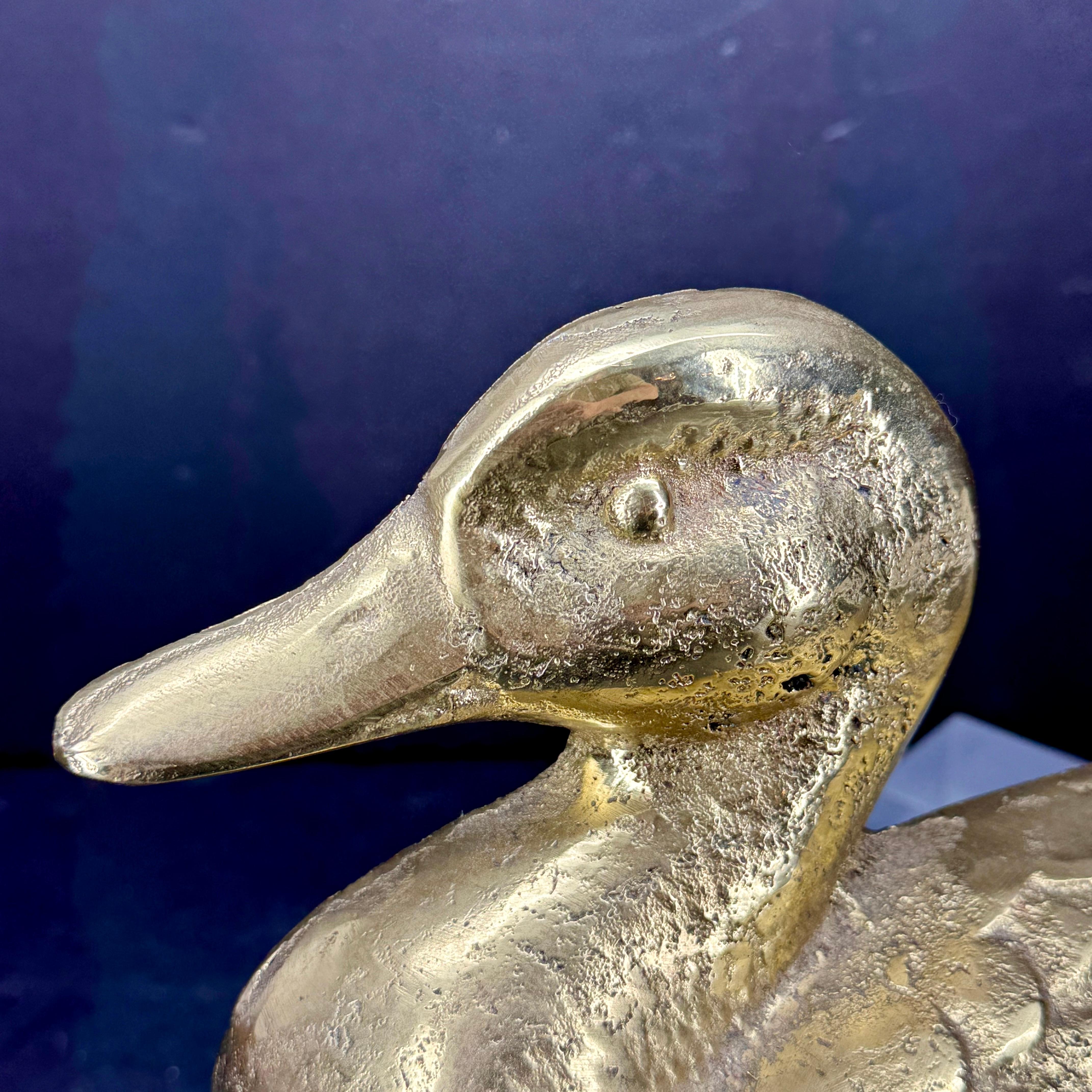 Escultura de pato de latón macizo, Inglaterra, hacia 1970 Latón en venta