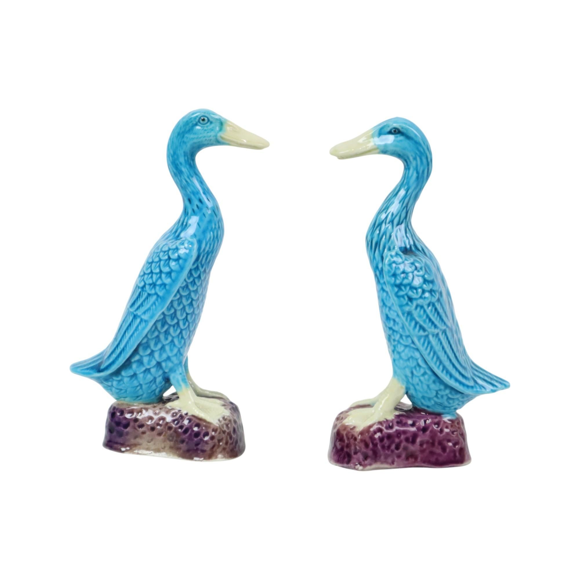 Un'affascinante coppia di statuette di un'anatra corritrice indiana, nota anche come anatra bottiglia, in porcellana cinese smaltata di turchese e viola, del XX secolo, senza marchio.

Queste bellissime statuette di anatre sono altamente dettagliate