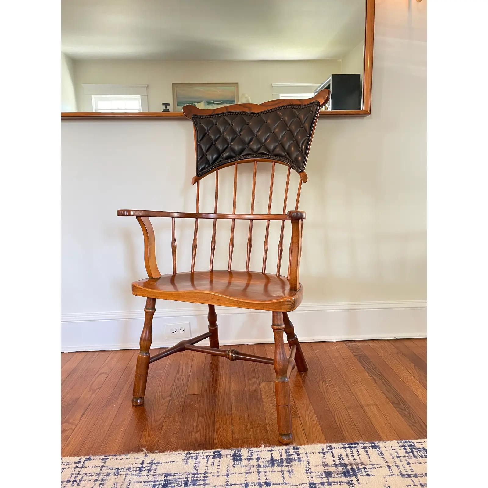 Superbe chaise classique Duckloe Brothers Mystic Seaport. Windsor Highback avec dossier en cuir touffeté, fixé par des clous.
En bordure de route vers NYC/Philly $400