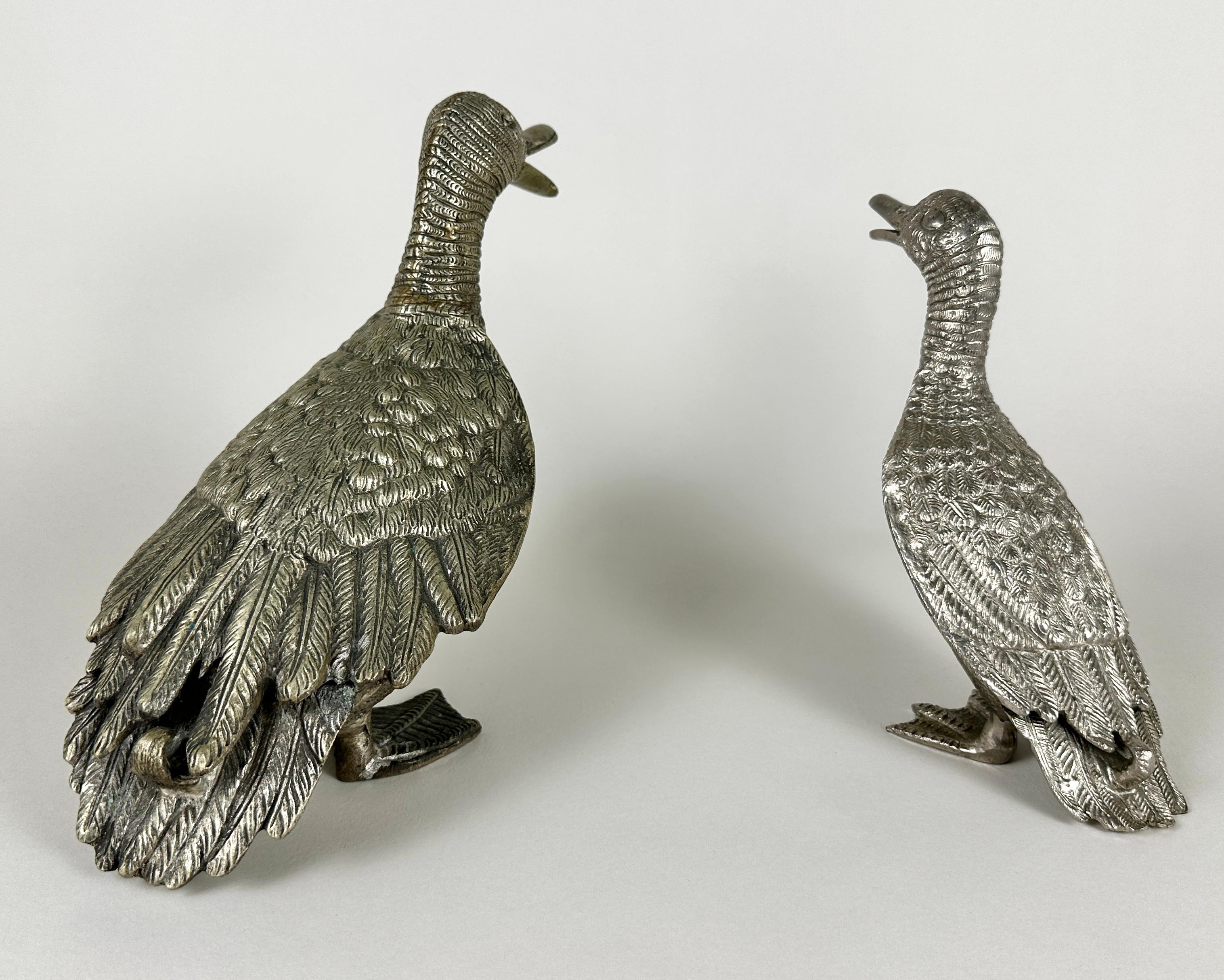 Deliziosa coppia di papere d'epoca in ottone, realizzate in Belgio negli anni '60.

Queste affascinanti statuette sono una testimonianza del design moderno di metà secolo e mostrano linee semplici ma eleganti. Ogni anatra si erge con orgoglio,