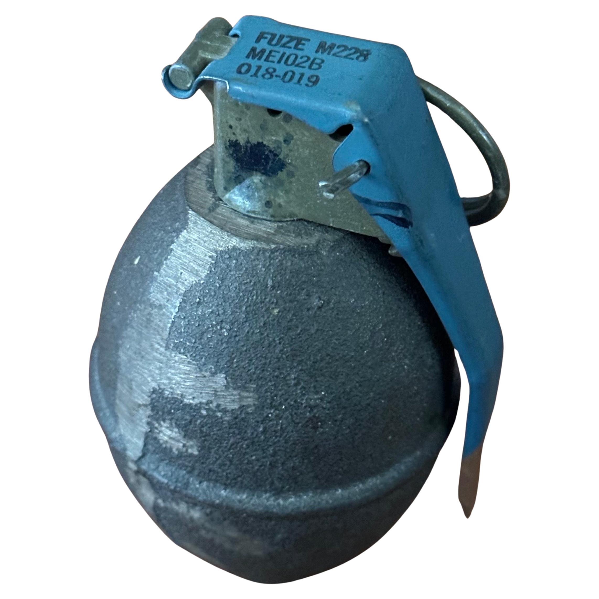 Un fermacarte vintage a forma di bomba a mano molto bello, risalente agli anni '50 circa.   Il pezzo è in condizioni vintage ben usurate e misura 3,5