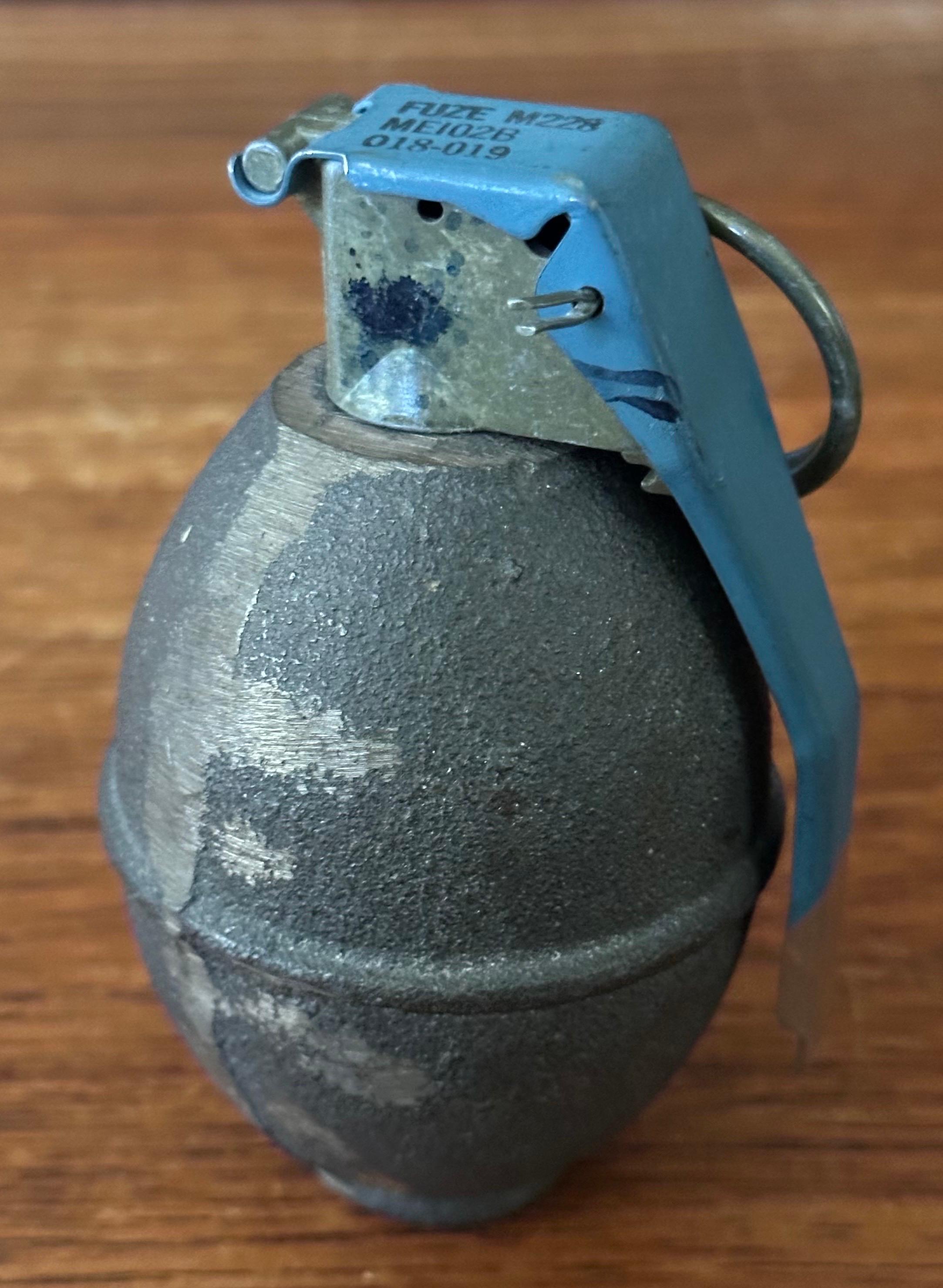 Americano Fermacarte manichino d'epoca per granate a mano in vendita
