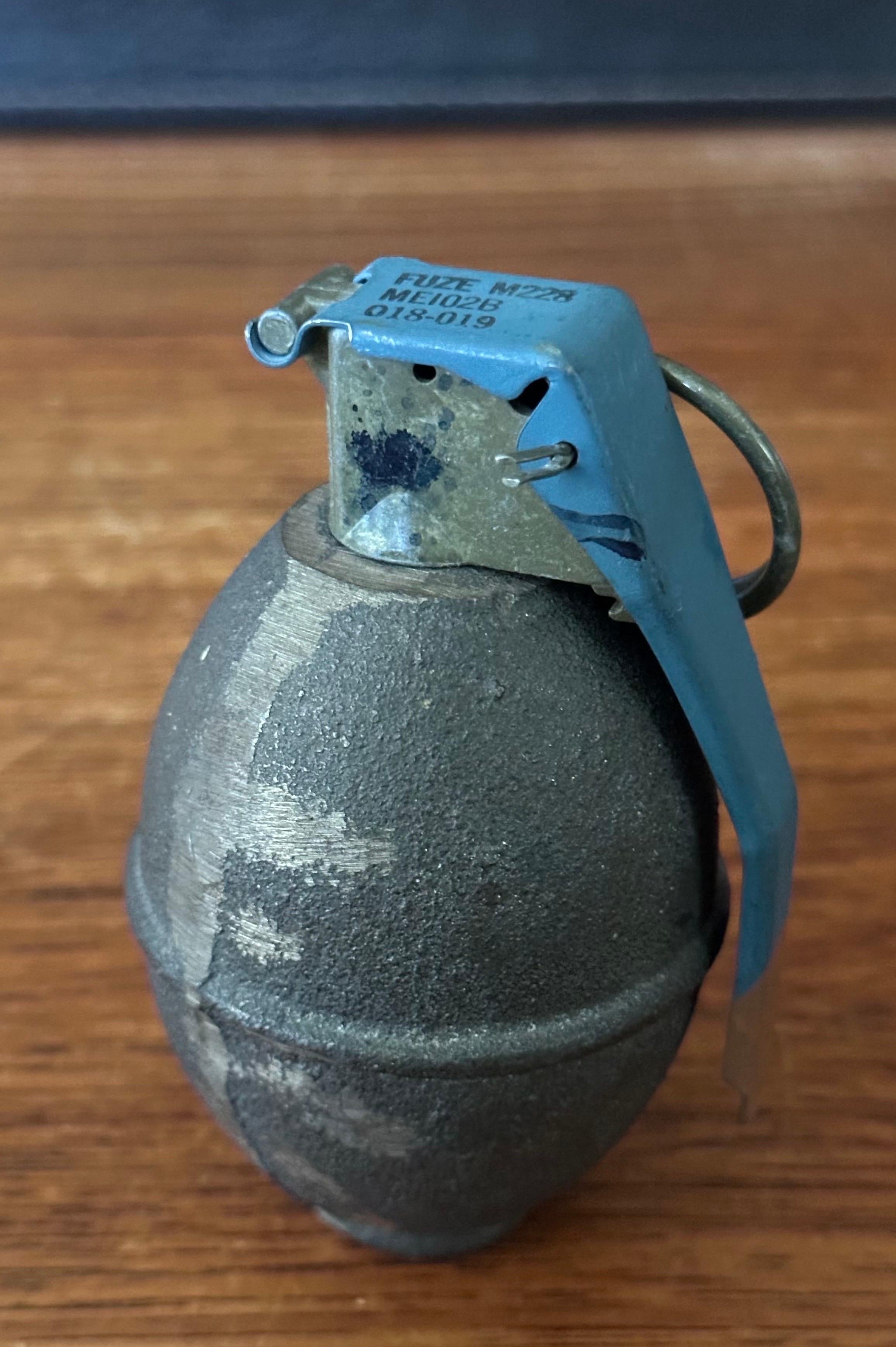 Fermacarte manichino d'epoca per granate a mano In condizioni buone in vendita a San Diego, CA