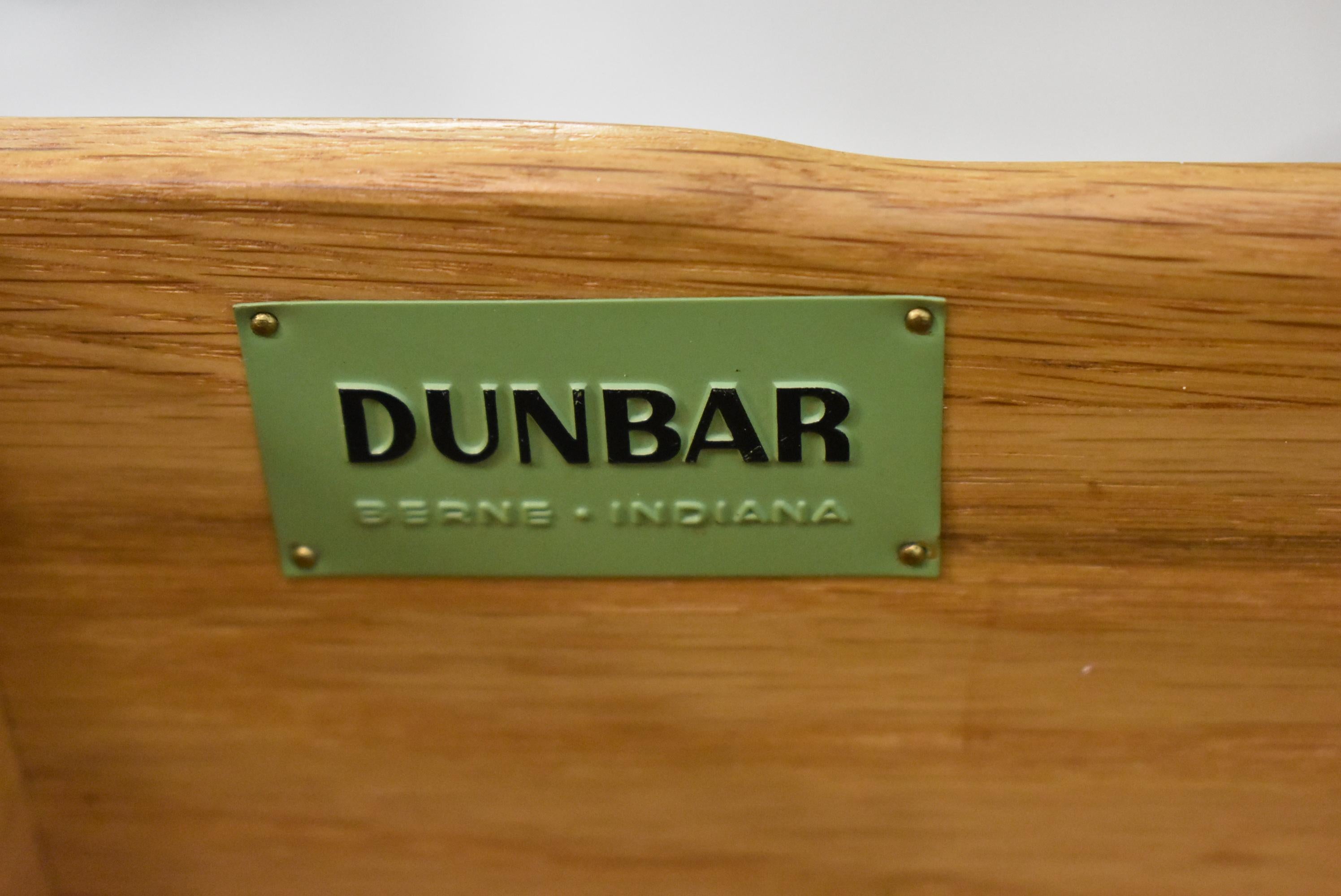 Crédence vintage en acajou blanchi de Dunbar Furniture Company. Trois portes coulissantes avec des inserts en rotin. Étagères intérieures réglables. Finition originale avec une usure mineure.