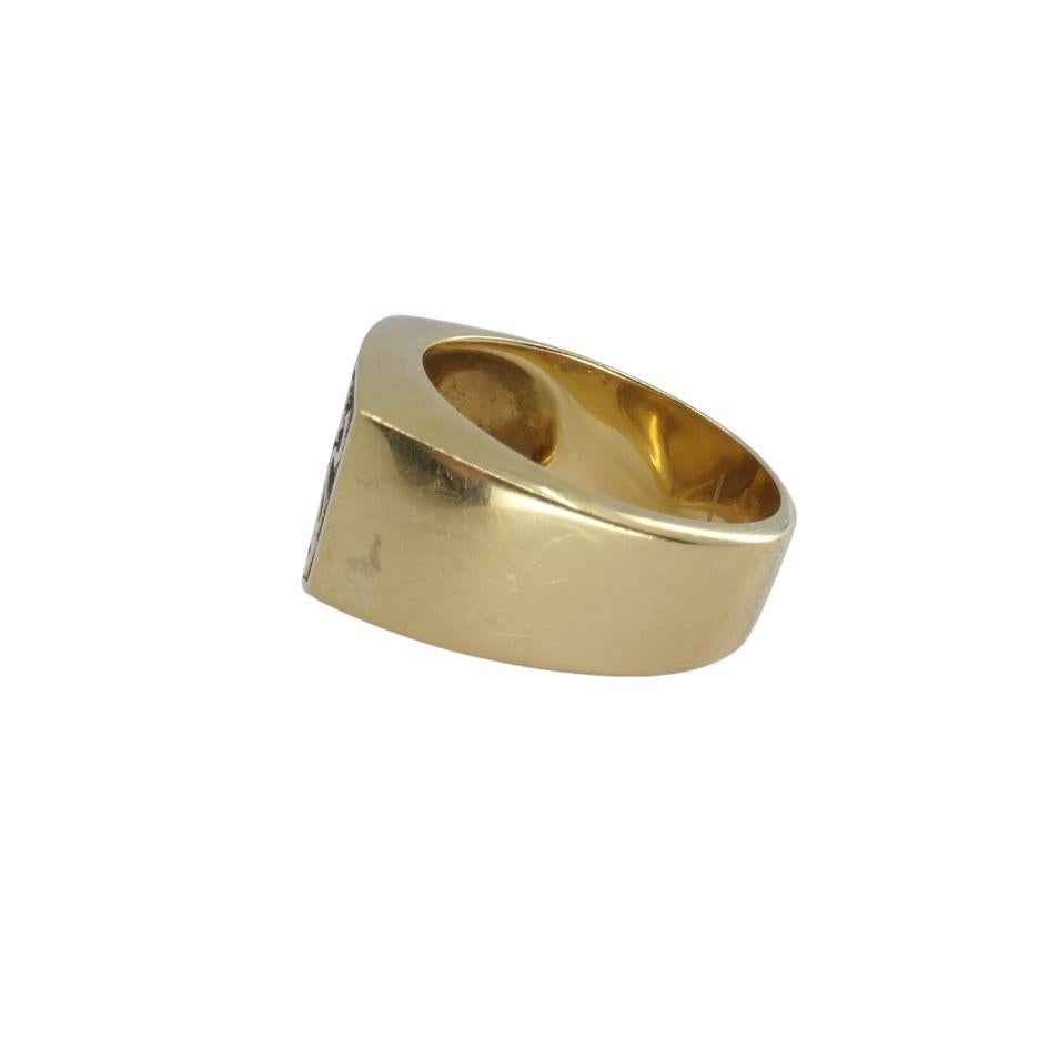 Vintage Dunhill 18k Gold Lion Signet Ring In Good Condition In Beverly Hills, CA