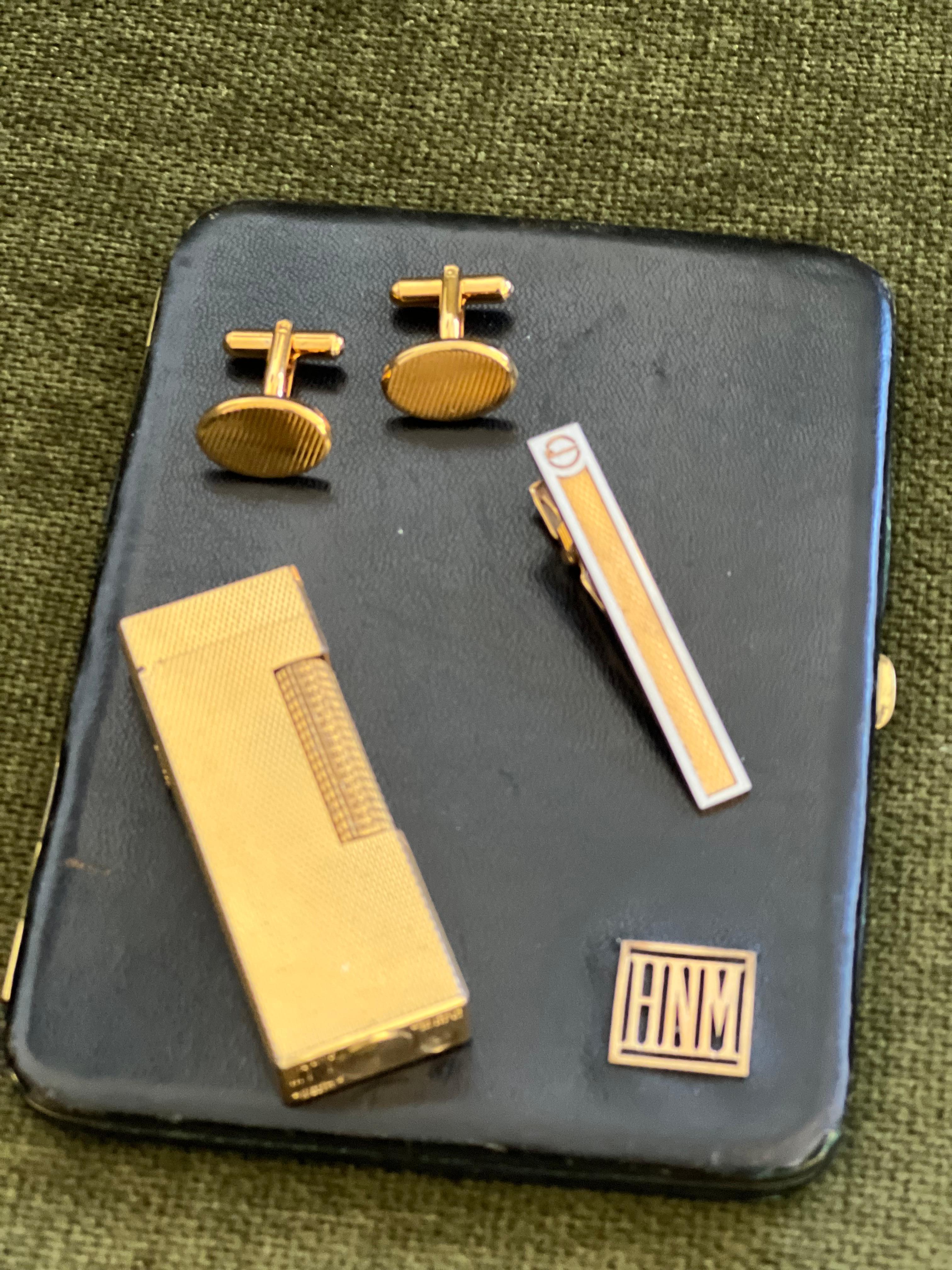 Vintage Dunhill Cigarette Case, Lighter & Tie Clip & British Heritage Cufflinks

Elegant Vintage Dunhill Cigarette case, British lather 
Vintage Silver Dunhill Lighter 
Vintage Dunhill Tie Clip 
Signed Alfred Dunhill
Circa 1960s

British Hertige