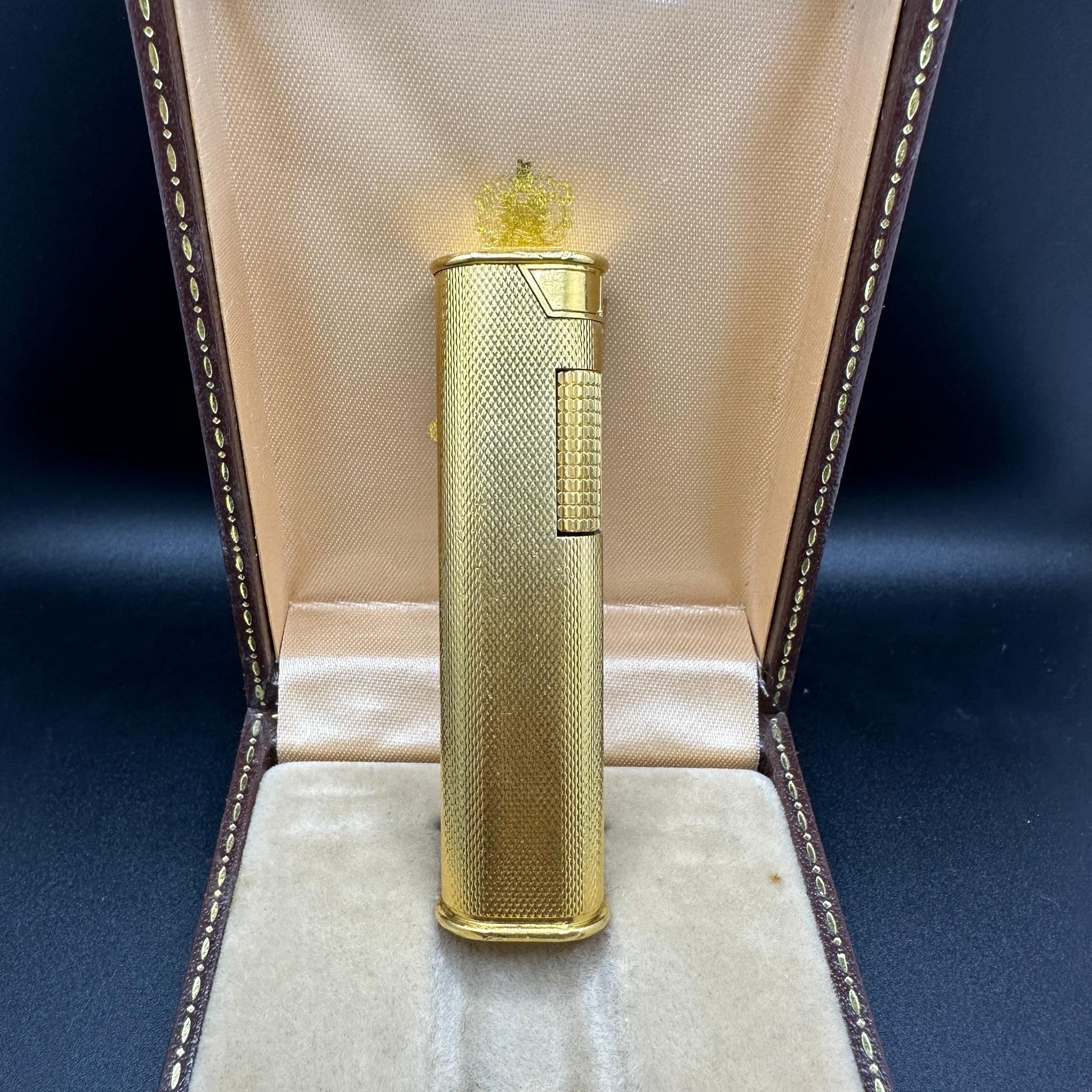 Encendedor Skinny vintage Dunhill chapado en oro 
Este encendedor se fabricó entre 1960 y 1970 como encendedor de noche, con una silueta larga y delgada.
Te cabe perfectamente en el bolsillo de la chaqueta y es muy manejable. 
Retro, fantástico
