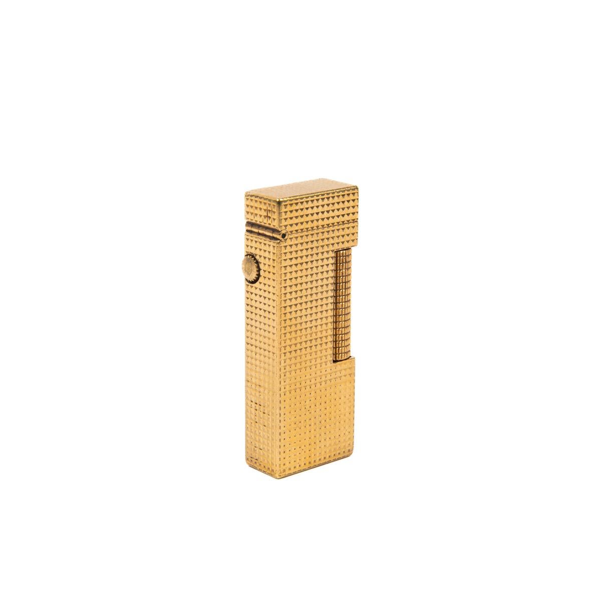 Vintage Dunhill Rollagas Feuerzeug vergoldet 1980er

Der kultige Name Dunhill ist bekannt für hochwertige, gut verarbeitete Feuerzeuge und andere Rauchutensilien. Der Ursprung des Unternehmens geht auf Alfred Dunhill zurück, der 1907 sein erstes