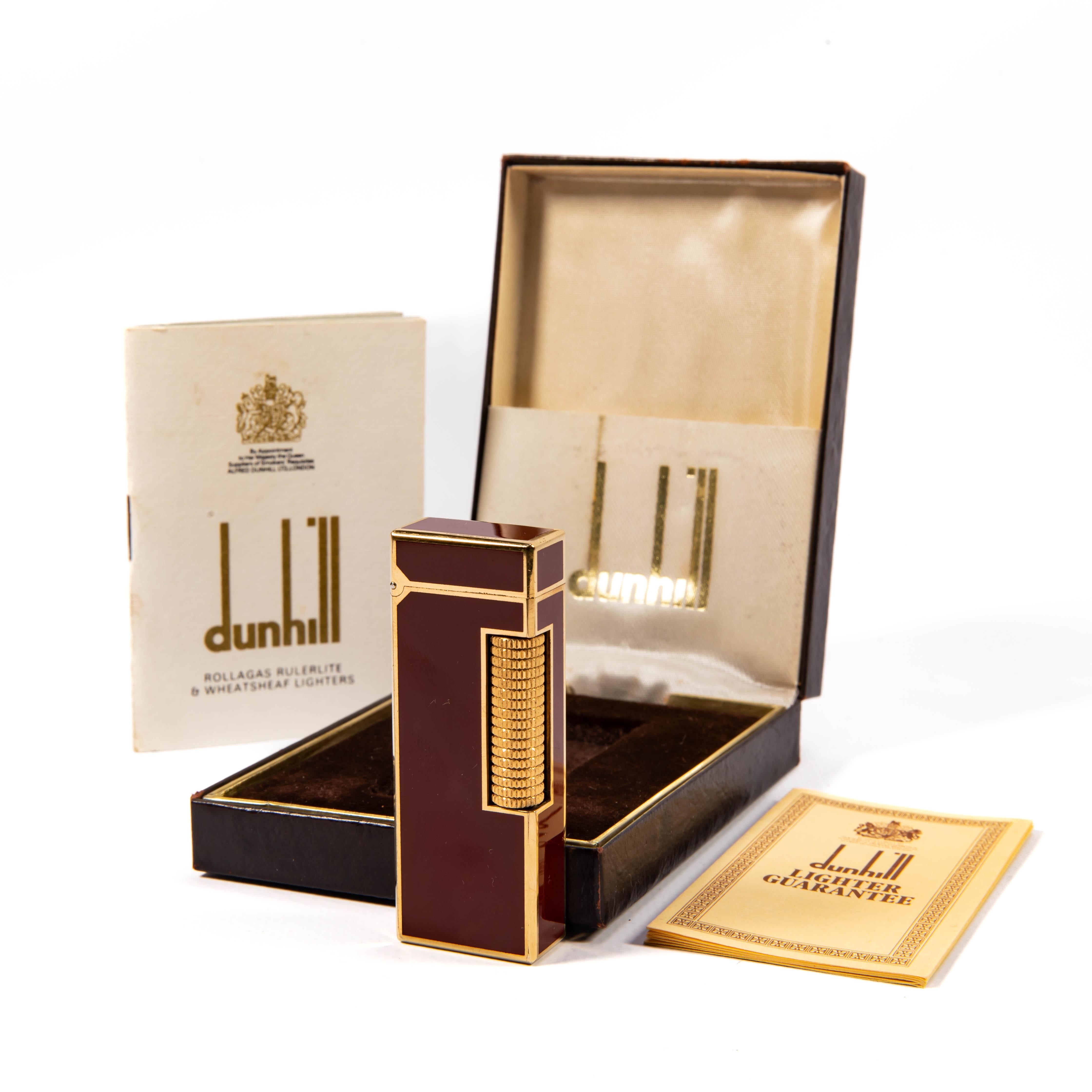 Le briquet Rollagas d'Alfred Dunhill est l'emblème d'un savoir-faire méticuleux et d'un style durable, témoignant de l'engagement de la marque en faveur du luxe et de la fonctionnalité depuis sa création. Créé sur fond d'innovation en 1953, le