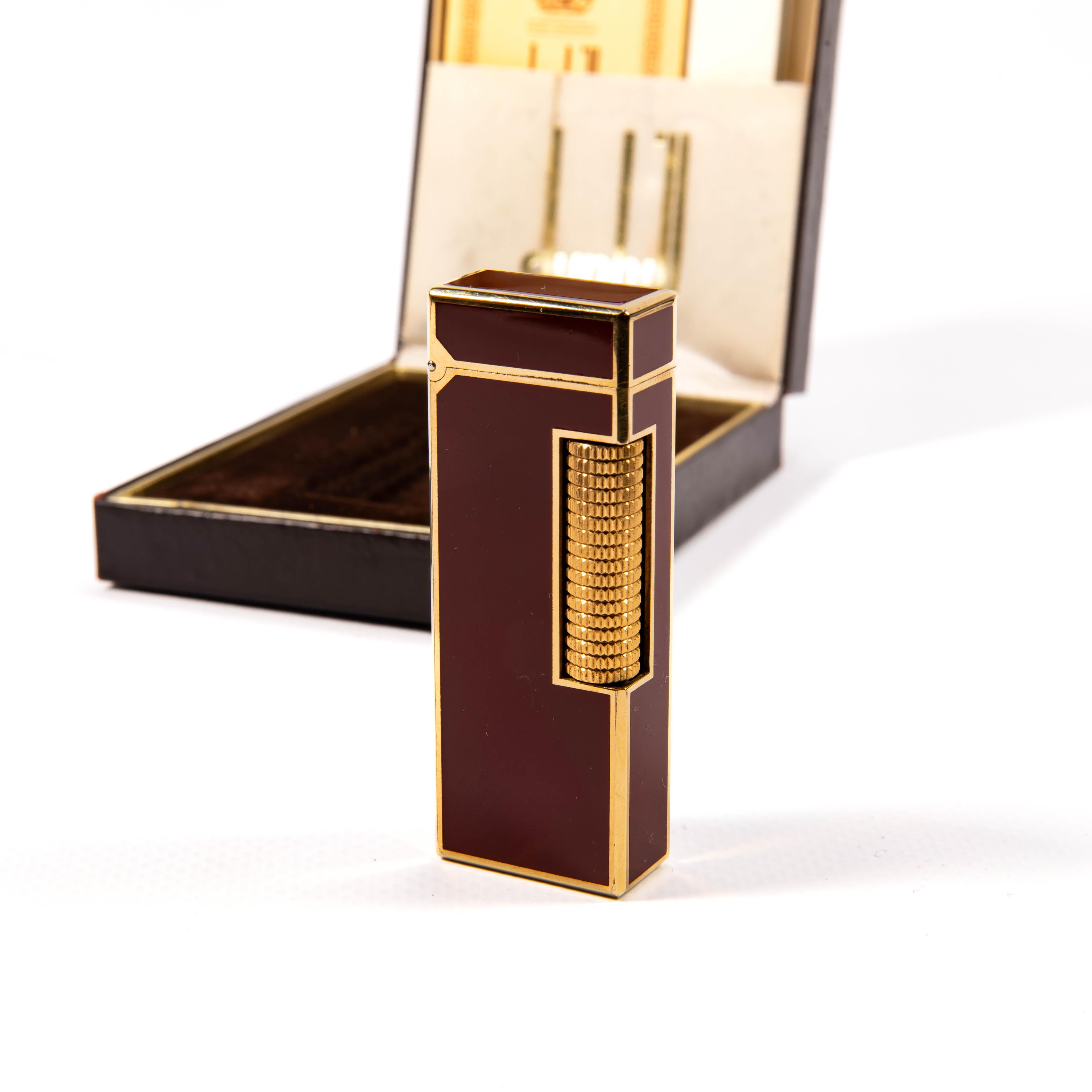 Vintage Dunhill Rollagas Lighter Red Lacquered in Box 1970 Bon état - En vente à DELFT, NL