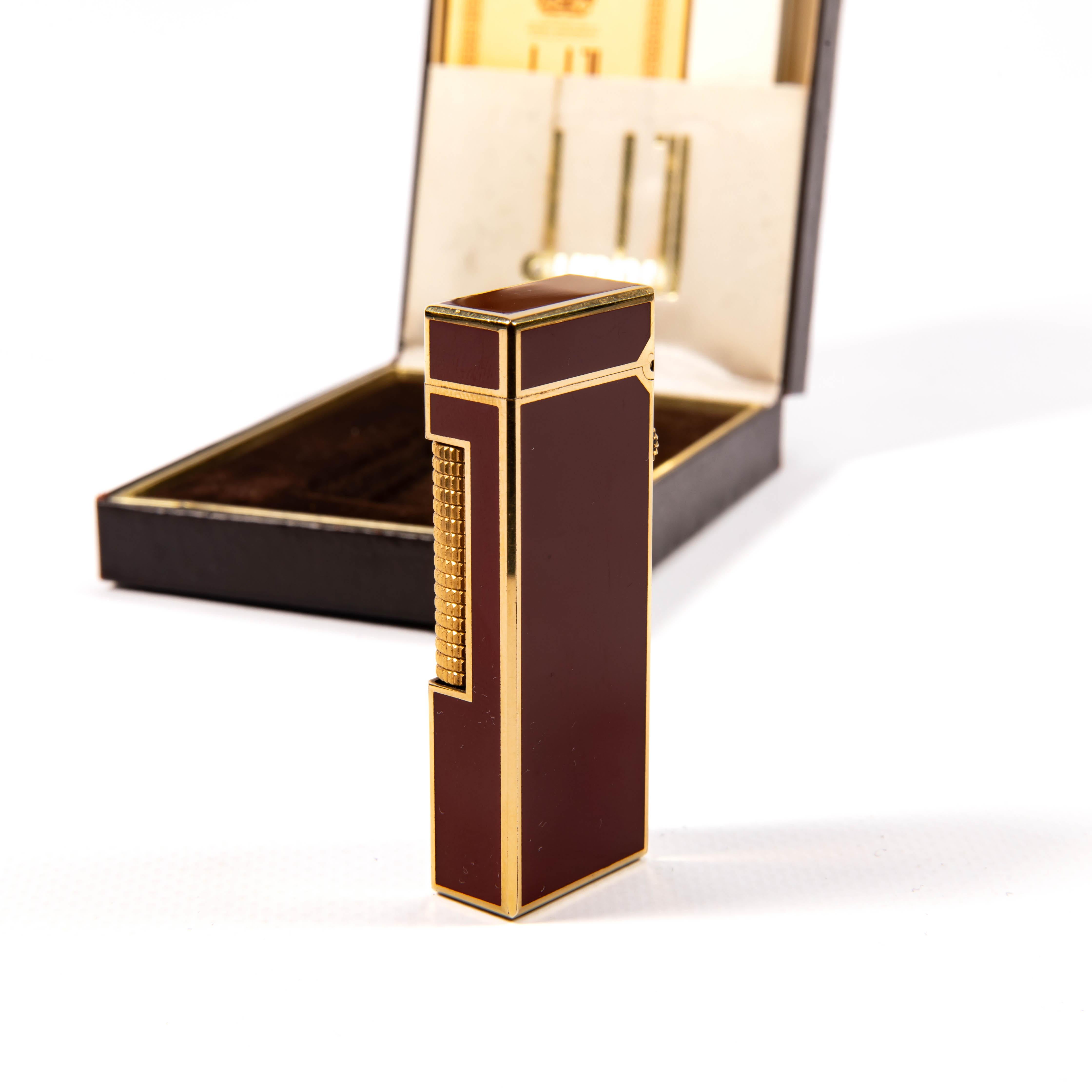 Vintage Dunhill Rollagas Lighter Red Lacquered in Box 1970 Unisexe en vente