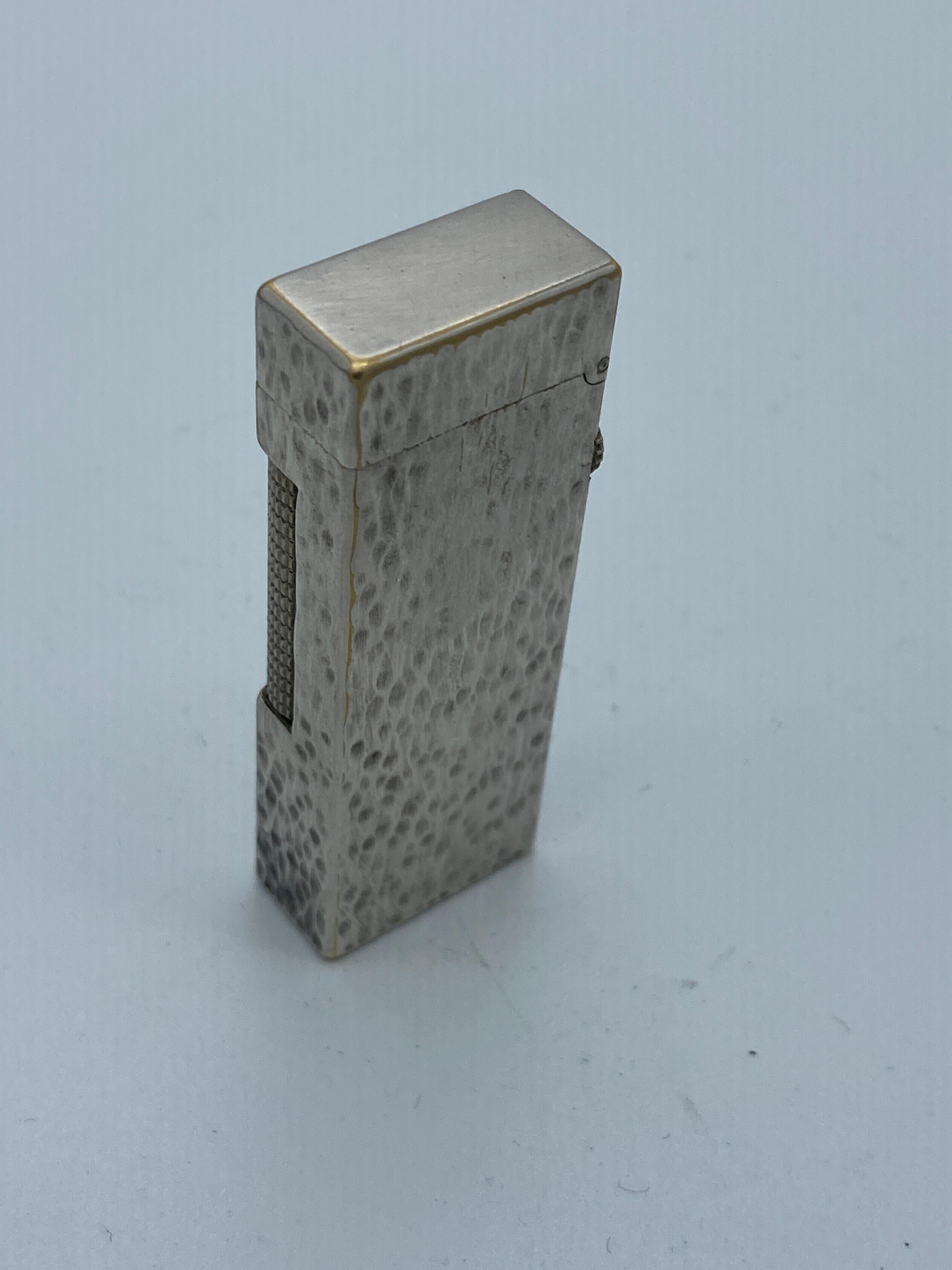 Vintage 1960er Dunhill Rollagas Taschenfeuerzeug aus Silberblech mit strukturierter Oberfläche.

Gestempelt: 