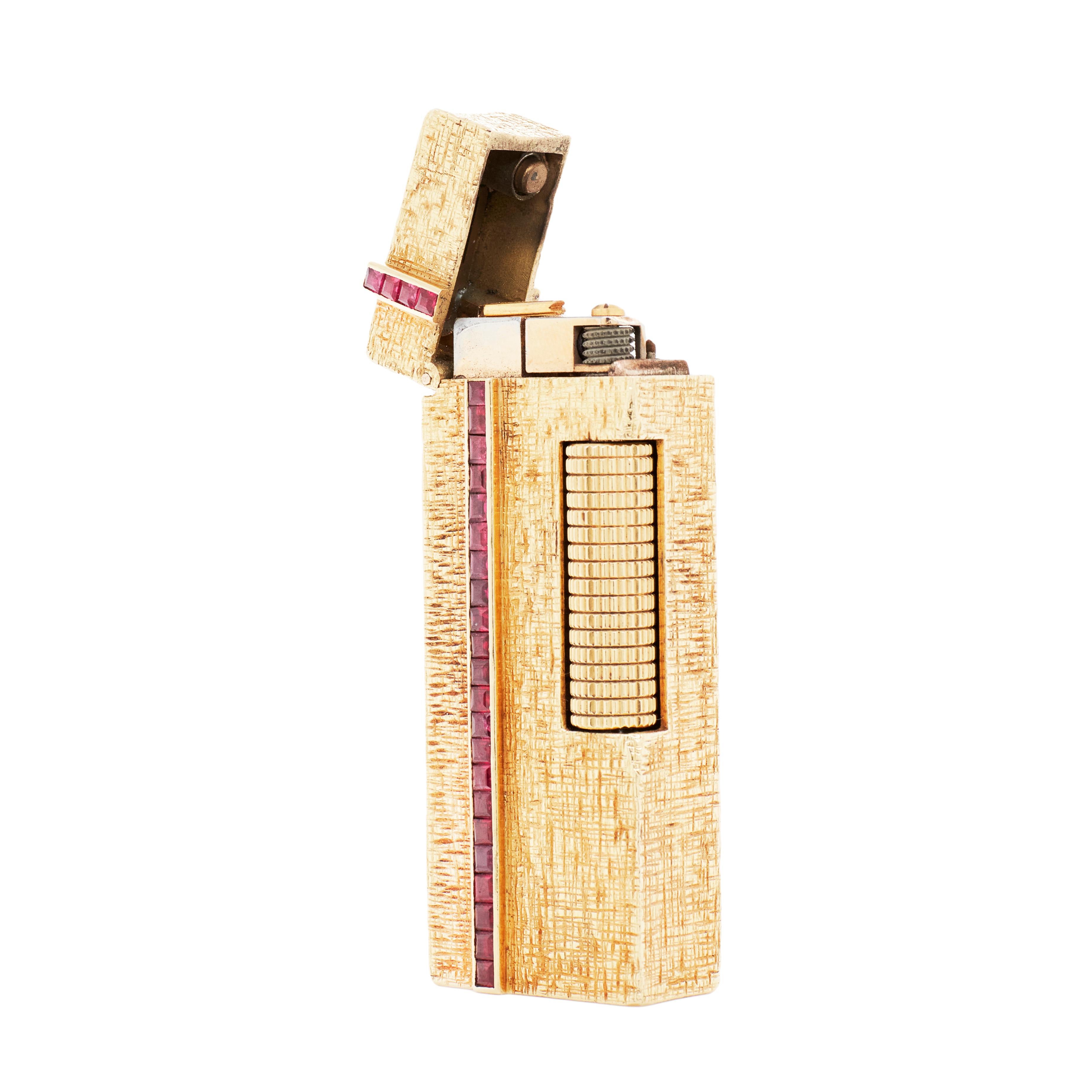 Vintage Dunhill Ruby and Textured 18K Gold Rectangular Cigarette Lighter, 1975 In Good Condition For Sale In London, GB