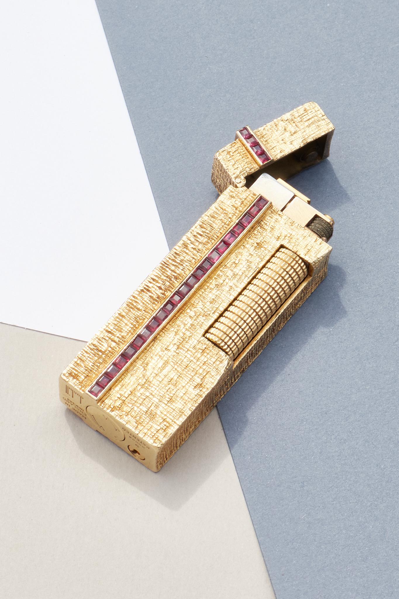Vintage Dunhill Ruby and Textured 18K Gold Rectangular Cigarette Lighter, 1975 For Sale 1