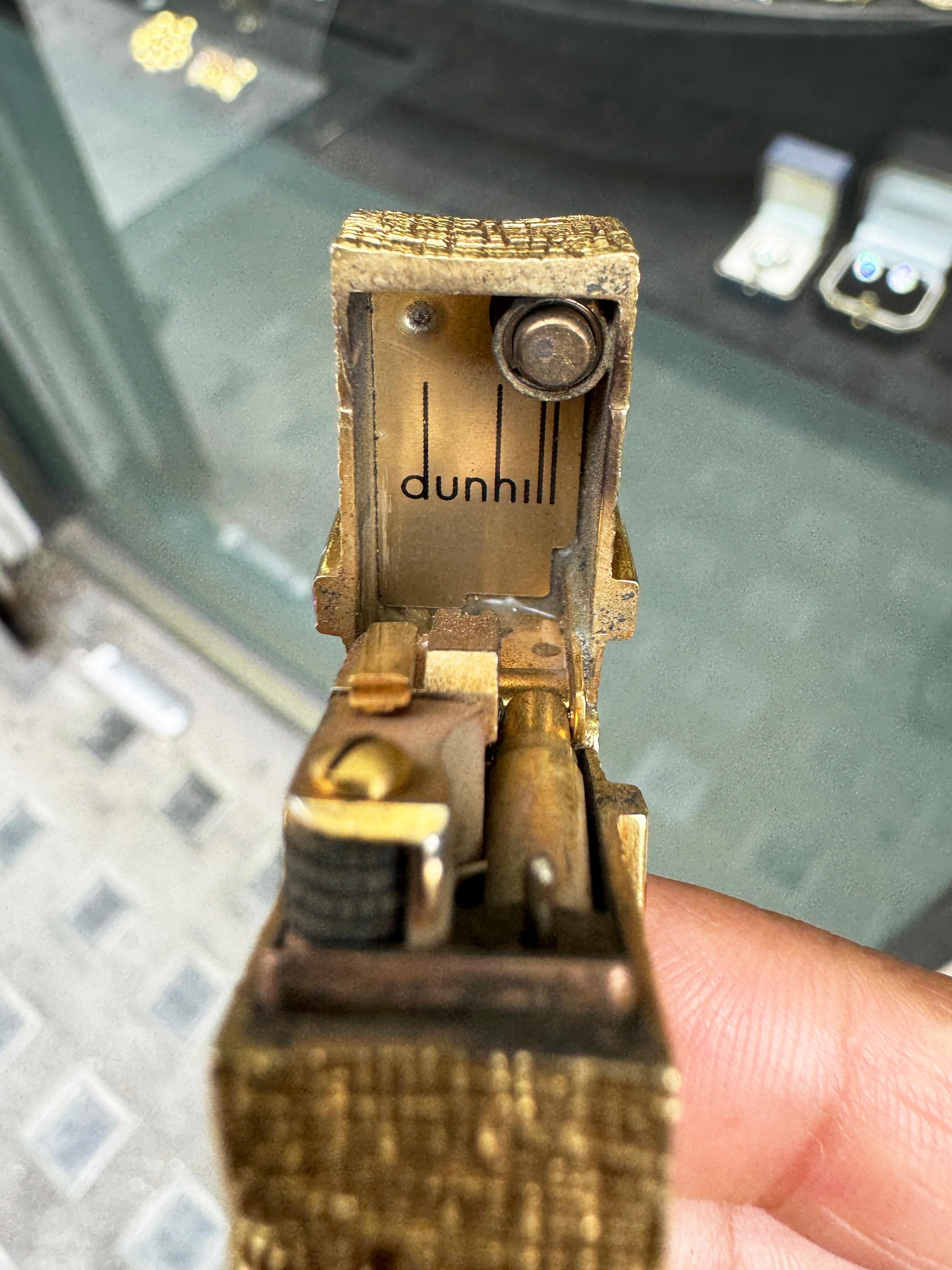 Vintage Dunhill Ruby and Textured 18K Gold Rectangular Cigarette Lighter, 1975 For Sale 2
