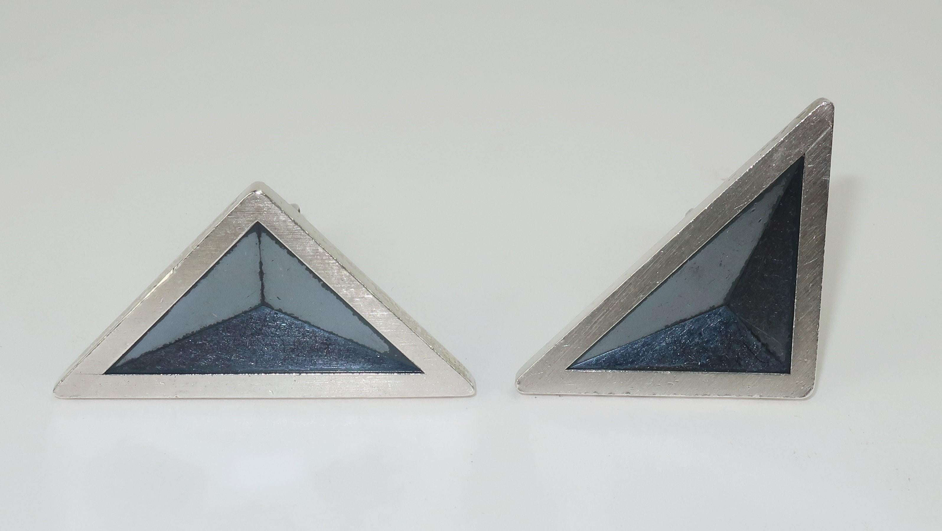 Dunhill sterling silver modernist cufflinks in a triangular shape with an oxidized cubist recess that adds style and dimension to the look.  Marked 'Dunhill' and 'Sterling' at the back.
CONDITION
Good to fair condition with visible surface