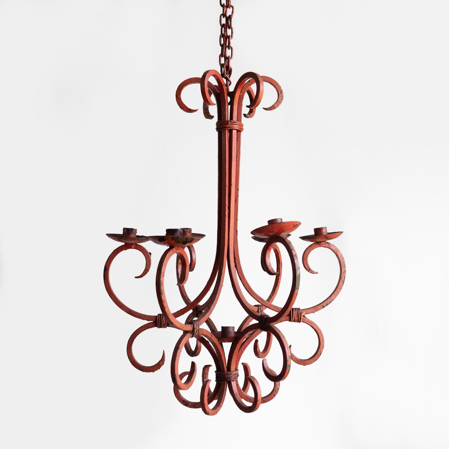 LAMPADARIO A SOSPENSIONE VINTAGE A CANDELA

Un lampadario a candela in ferro battuto realizzato da un fabbro, di forma decorativa, con sette recipienti per contenere le candele.

A un certo punto della sua vita è stato dipinto di un colore rosso