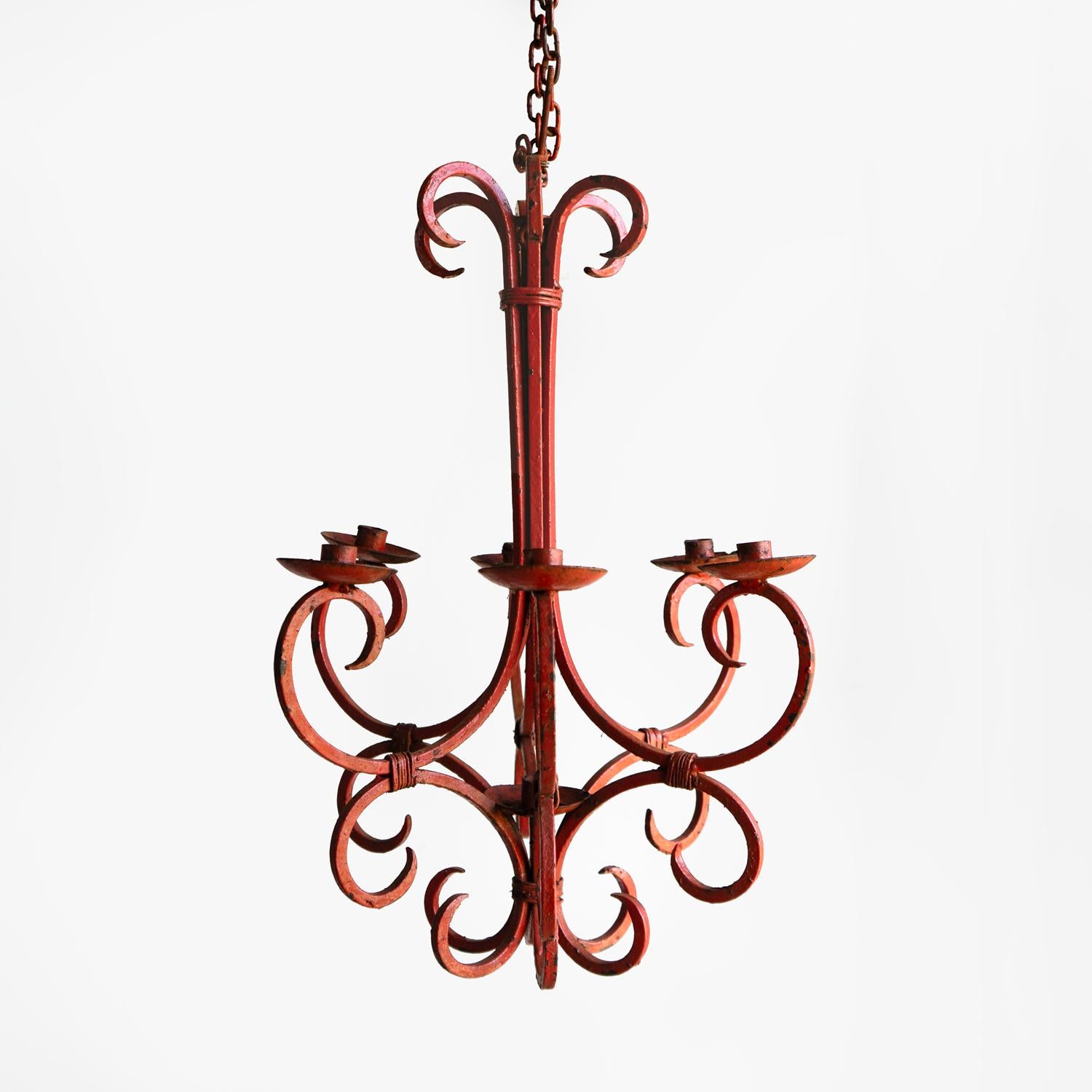 Britannico Lampadario a candela d'epoca in ferro battuto dipinto con corallo scuro, realizzato dal fabbro in vendita