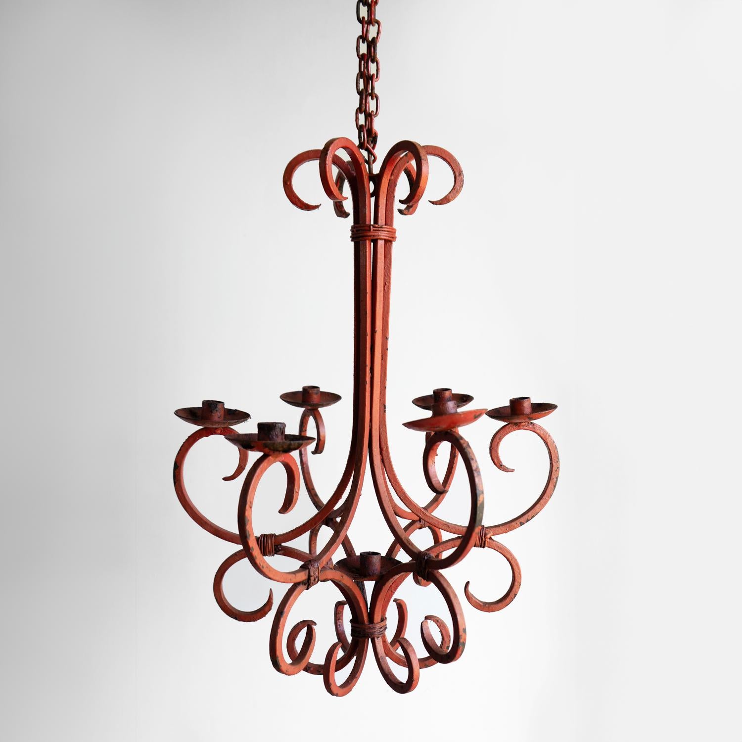 Fatto a mano Lampadario a candela d'epoca in ferro battuto dipinto con corallo scuro, realizzato dal fabbro in vendita