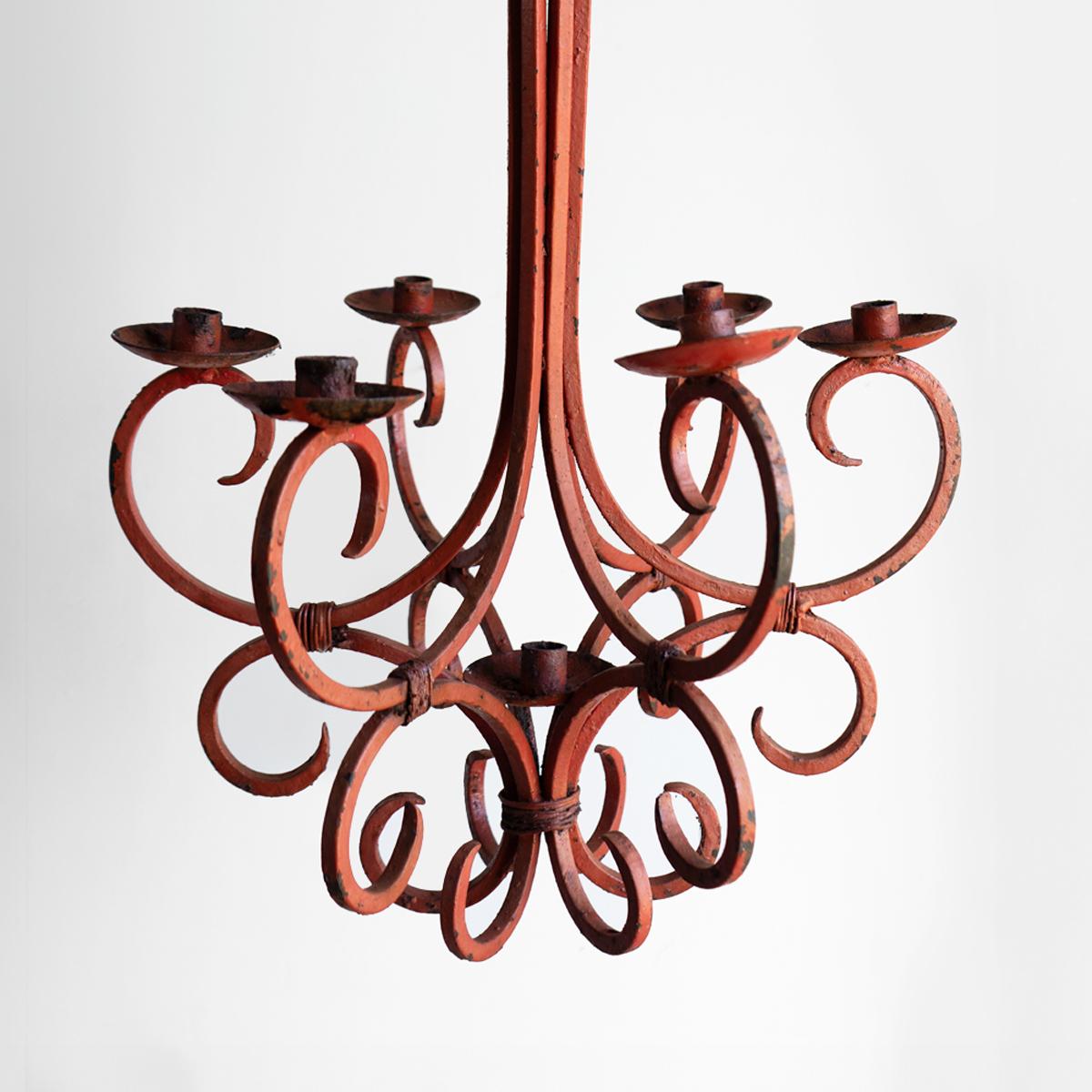 Lampadario a candela d'epoca in ferro battuto dipinto con corallo scuro, realizzato dal fabbro In condizioni buone in vendita a Bristol, GB