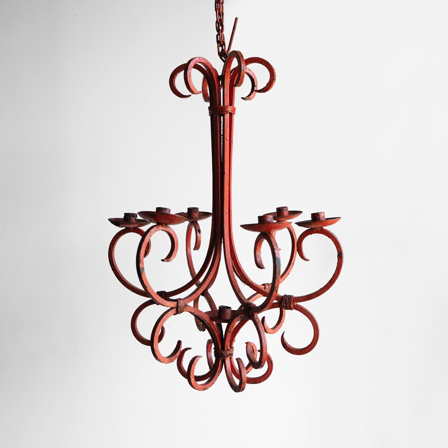 XX secolo Lampadario a candela d'epoca in ferro battuto dipinto con corallo scuro, realizzato dal fabbro in vendita