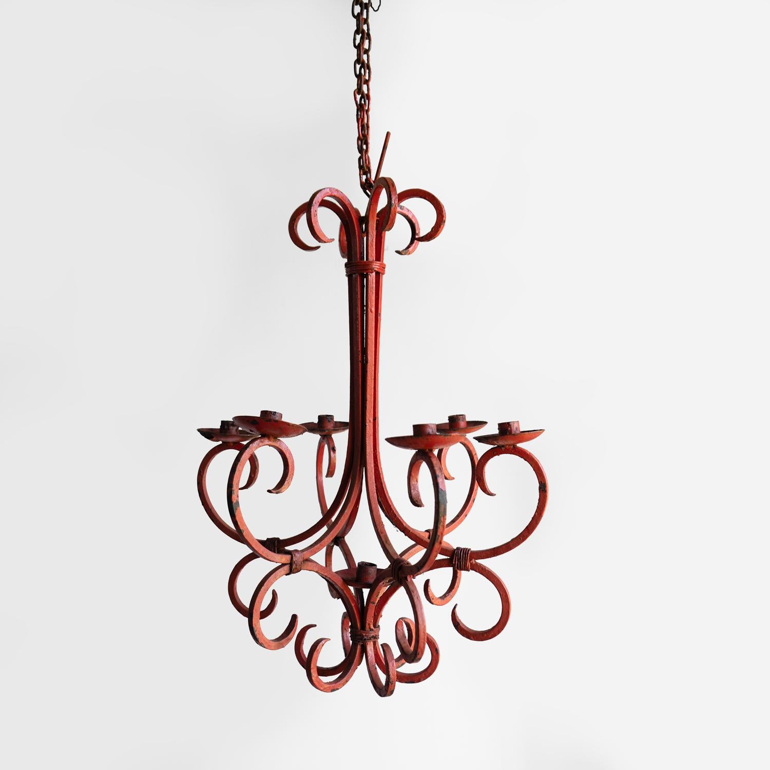 Ferro battuto Lampadario a candela d'epoca in ferro battuto dipinto con corallo scuro, realizzato dal fabbro in vendita