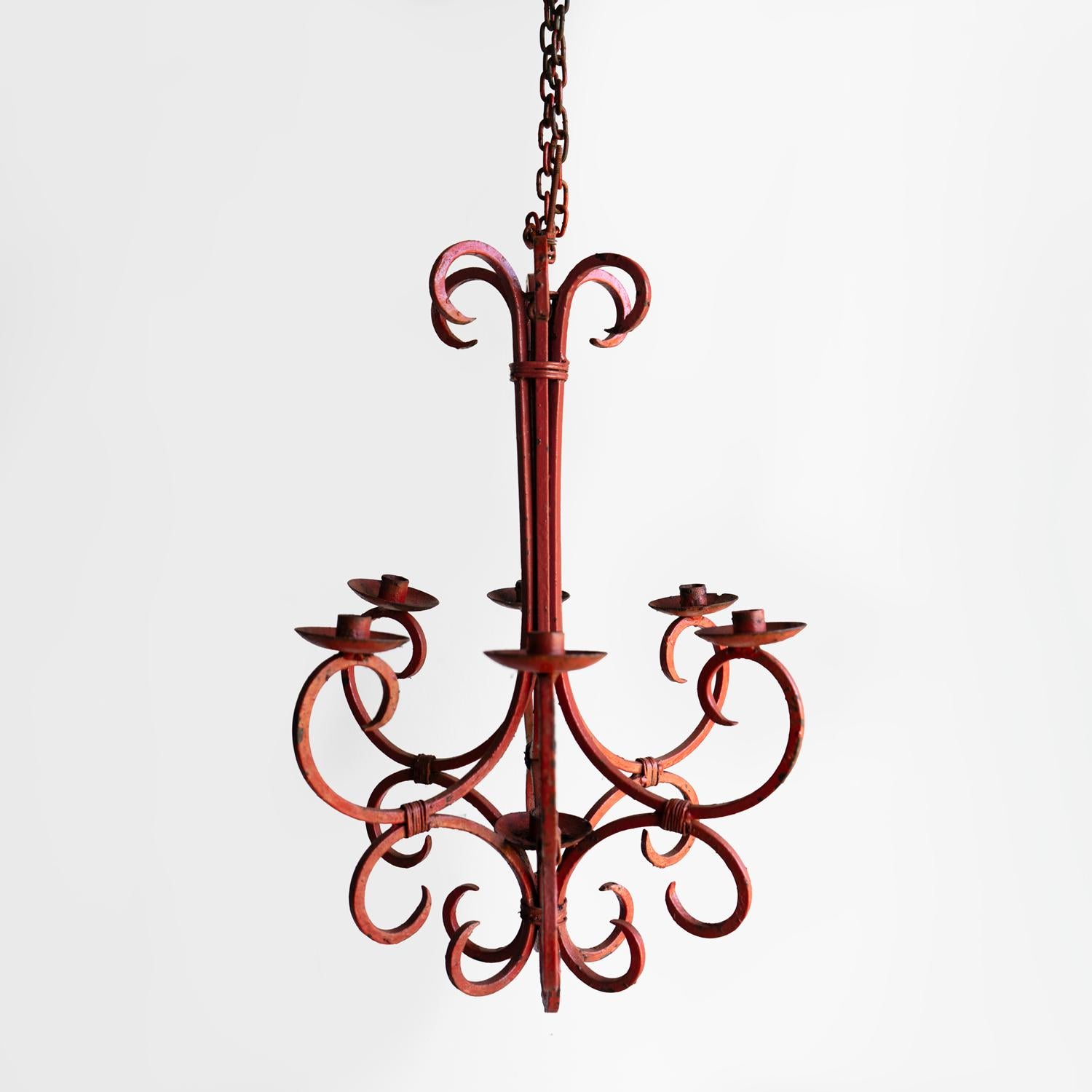 Lampadario a candela d'epoca in ferro battuto dipinto con corallo scuro, realizzato dal fabbro in vendita 1