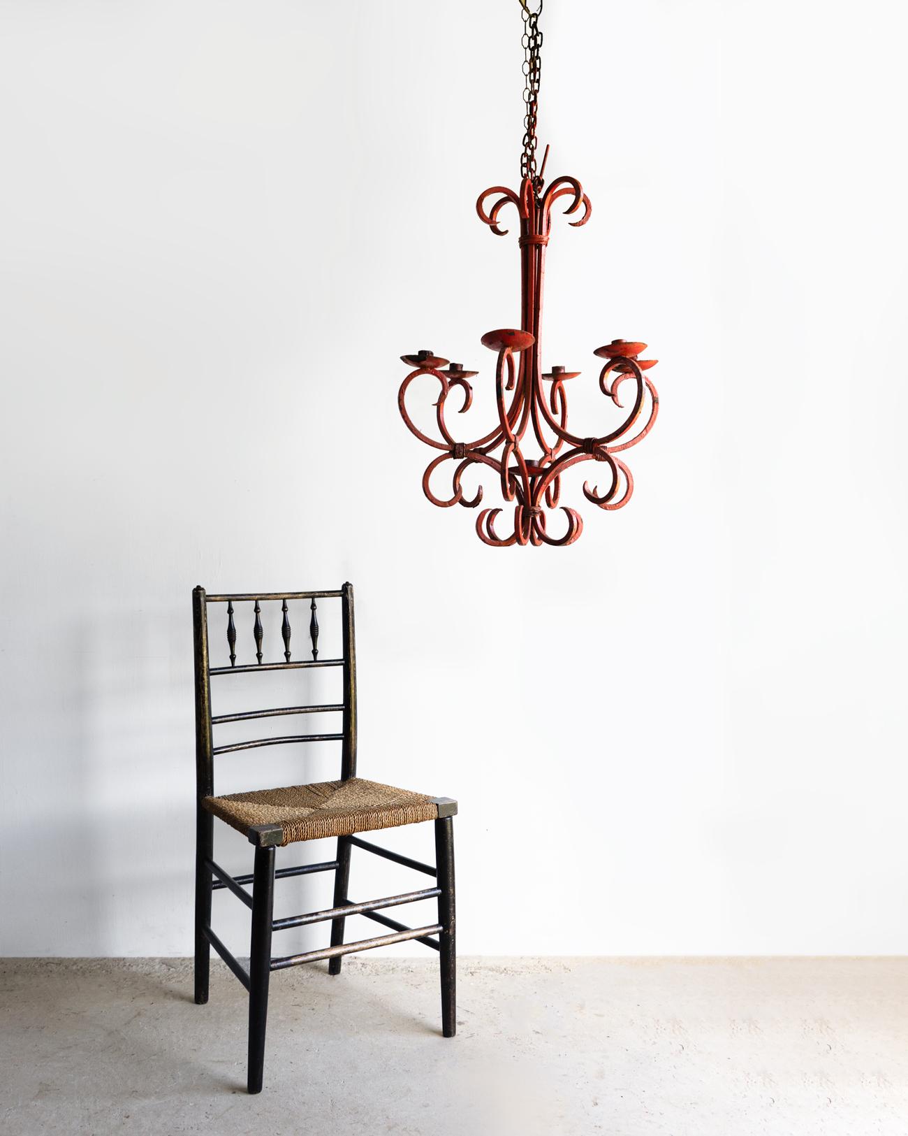 Lampadario a candela d'epoca in ferro battuto dipinto con corallo scuro, realizzato dal fabbro in vendita 2