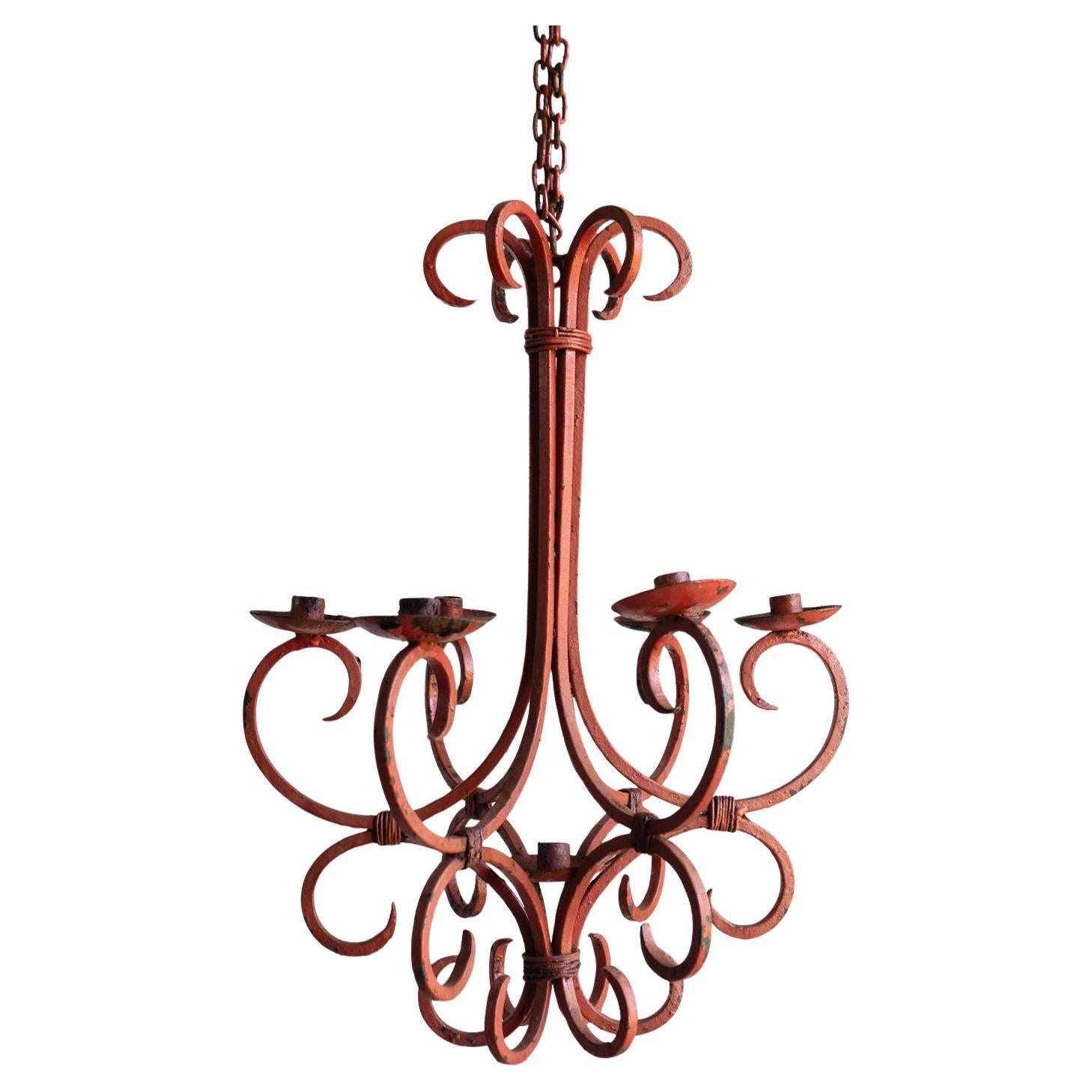 Lampadario a candela d'epoca in ferro battuto dipinto con corallo scuro, realizzato dal fabbro in vendita