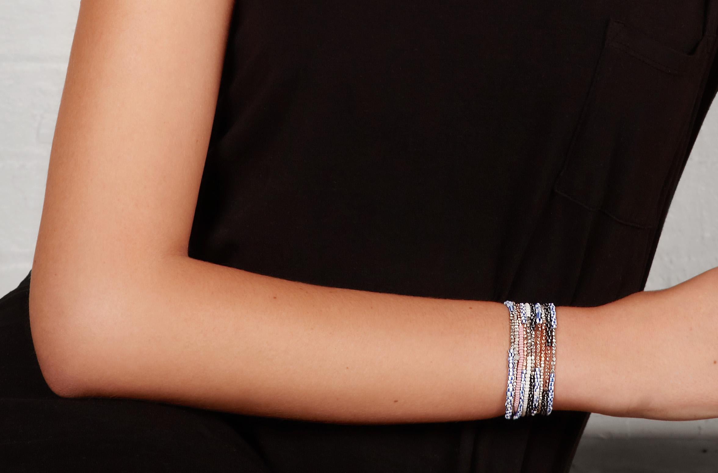Esta pulsera de mujer lleva cuentas de vidrio veneciano antiguo de color rosa empolvado, acentuadas con una pulgada de cuentas de oro rosa macizo fundido de 14 quilates.  Ensartadas en un elástico fuerte y elástico.

Estas antiguas cuentas de