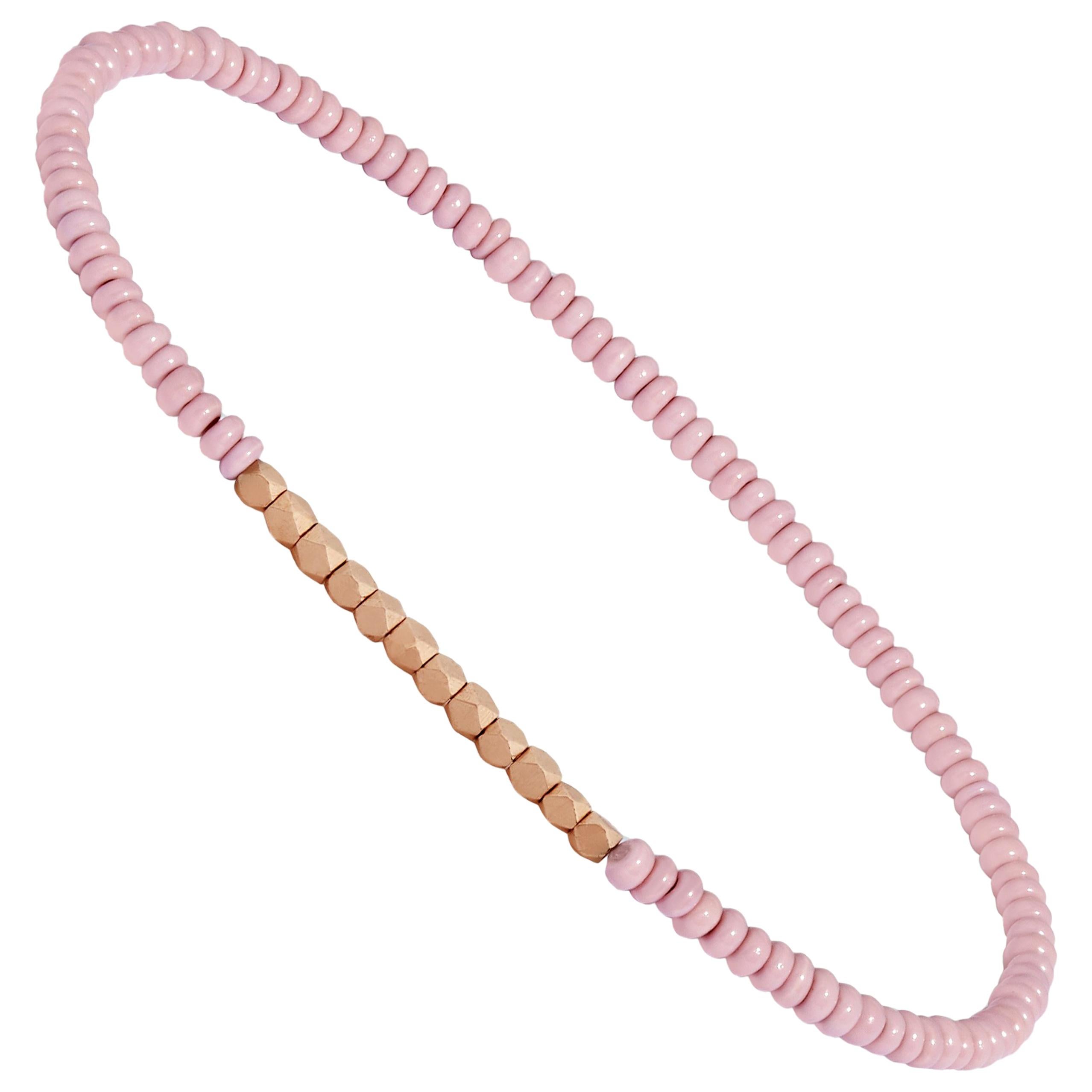 Bracciale vintage con perline rosa polvere e oro rosa di Allison Bryan