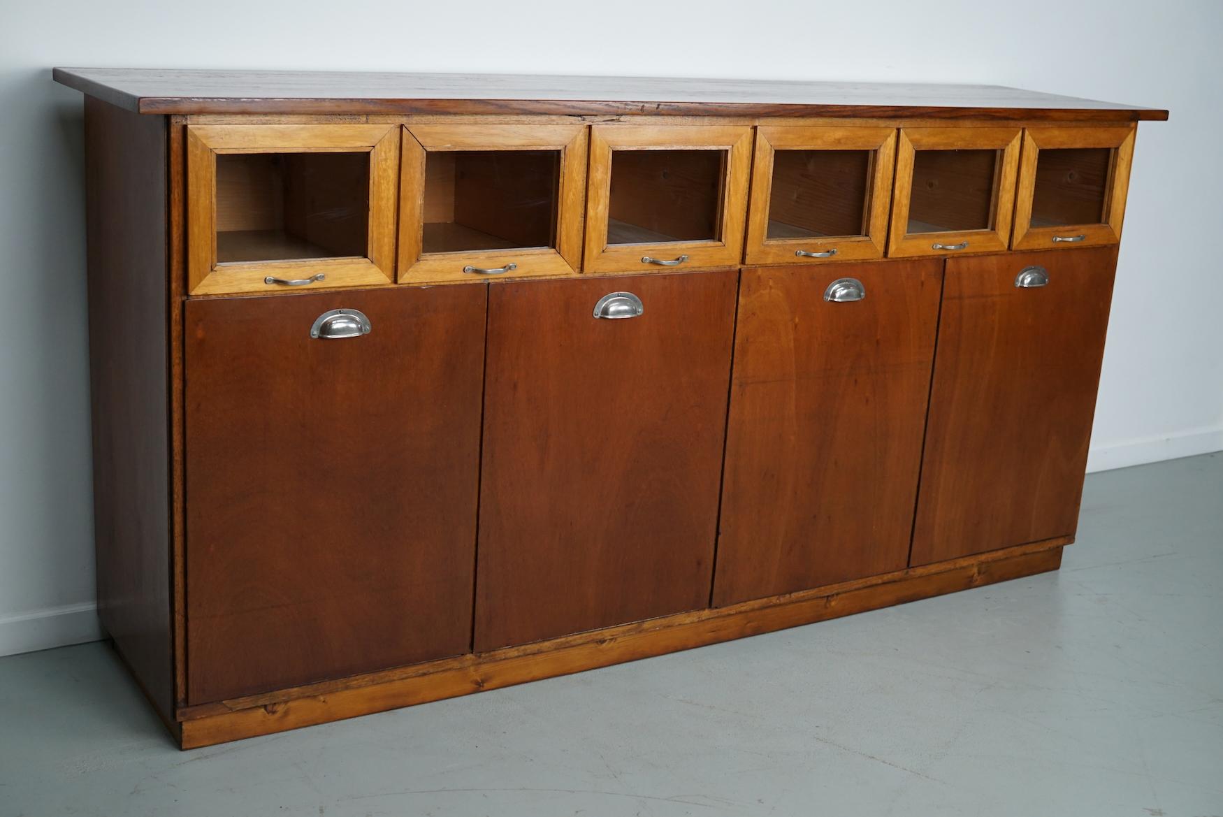 Questo mobile da merceria è stato prodotto negli anni '1950 nei Paesi Bassi. Dispone di 6 ampi cassetti in Beeche con frontali in vetro e maniglie in metallo e quattro ampi scomparti. In origine era utilizzato in un magazzino di semi di piante nella