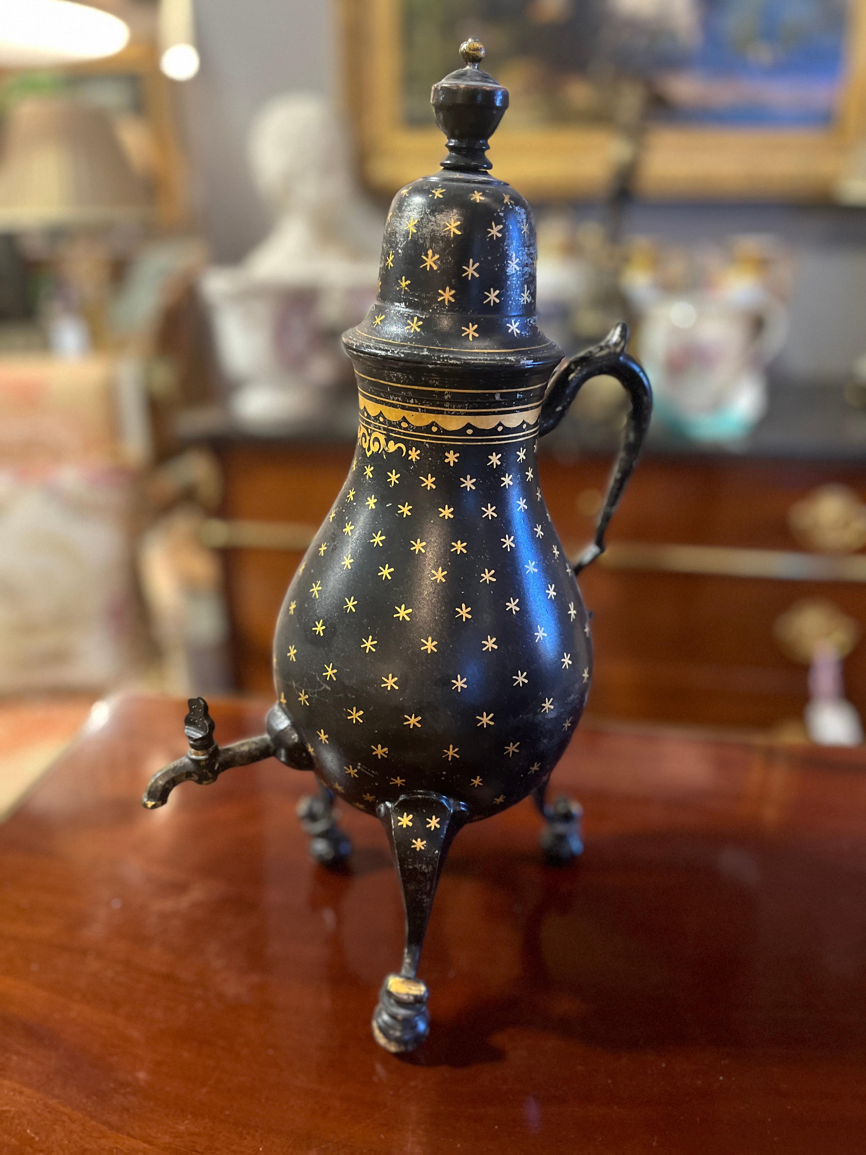 Urna da tè o da caffè olandese d'epoca in tole nero e oro
Bellissimo pezzo acquistato in Francia. Usura appropriata all'età, vedi foto dettagliate o scrivici per qualsiasi domanda. 
