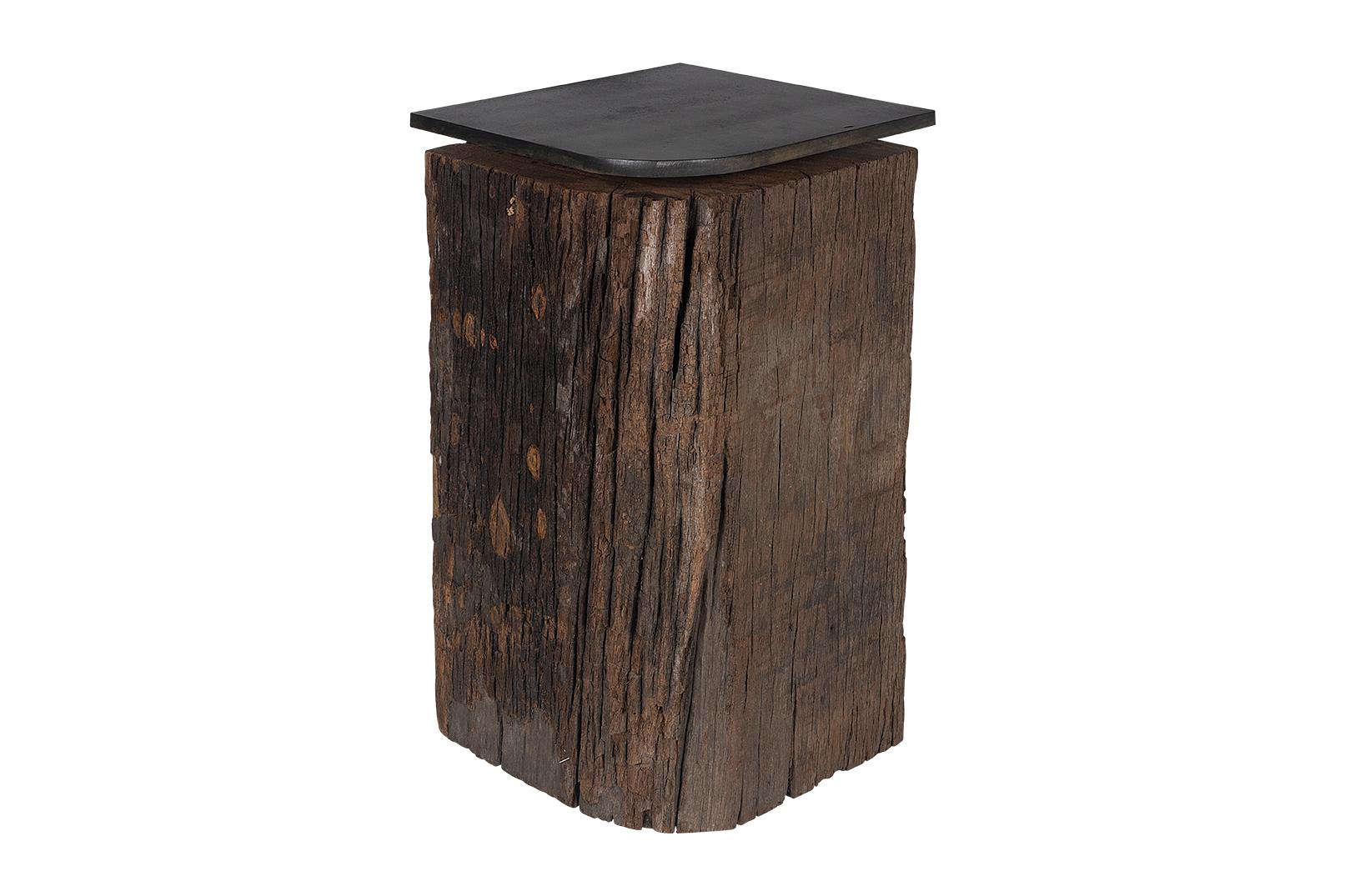 Faisant partie de la collection unique Le Monde de Brendan Bass, cette [table d'appoint / table de chevet / table basse / table à cocktail] d'origine mondiale incarne un savoir-faire rare et un design intemporel. La collection Le Monde comprend des