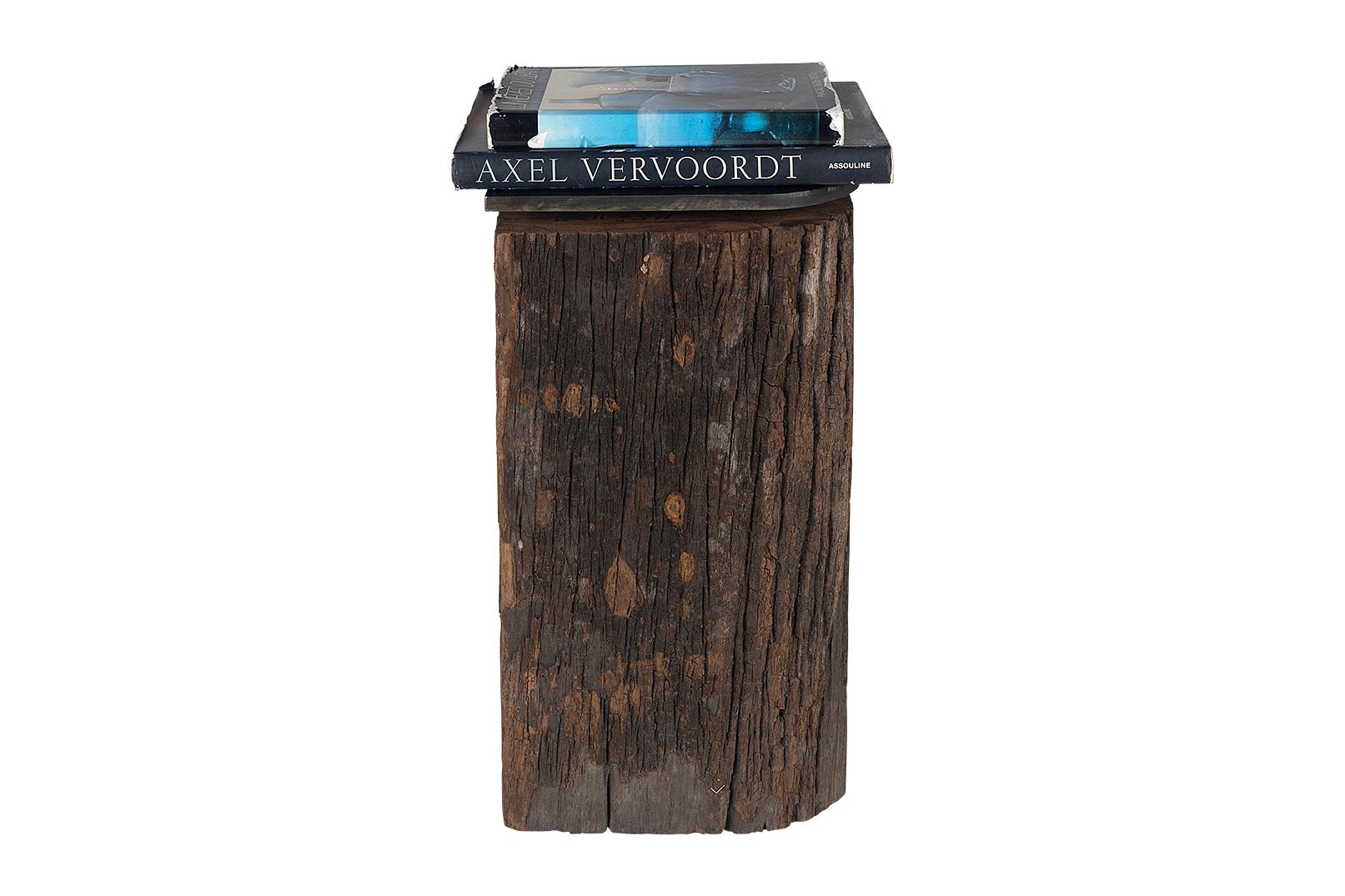 Organique Table d'appoint Vintage Dutch Canal Post avec plateau en acier patiné en vente