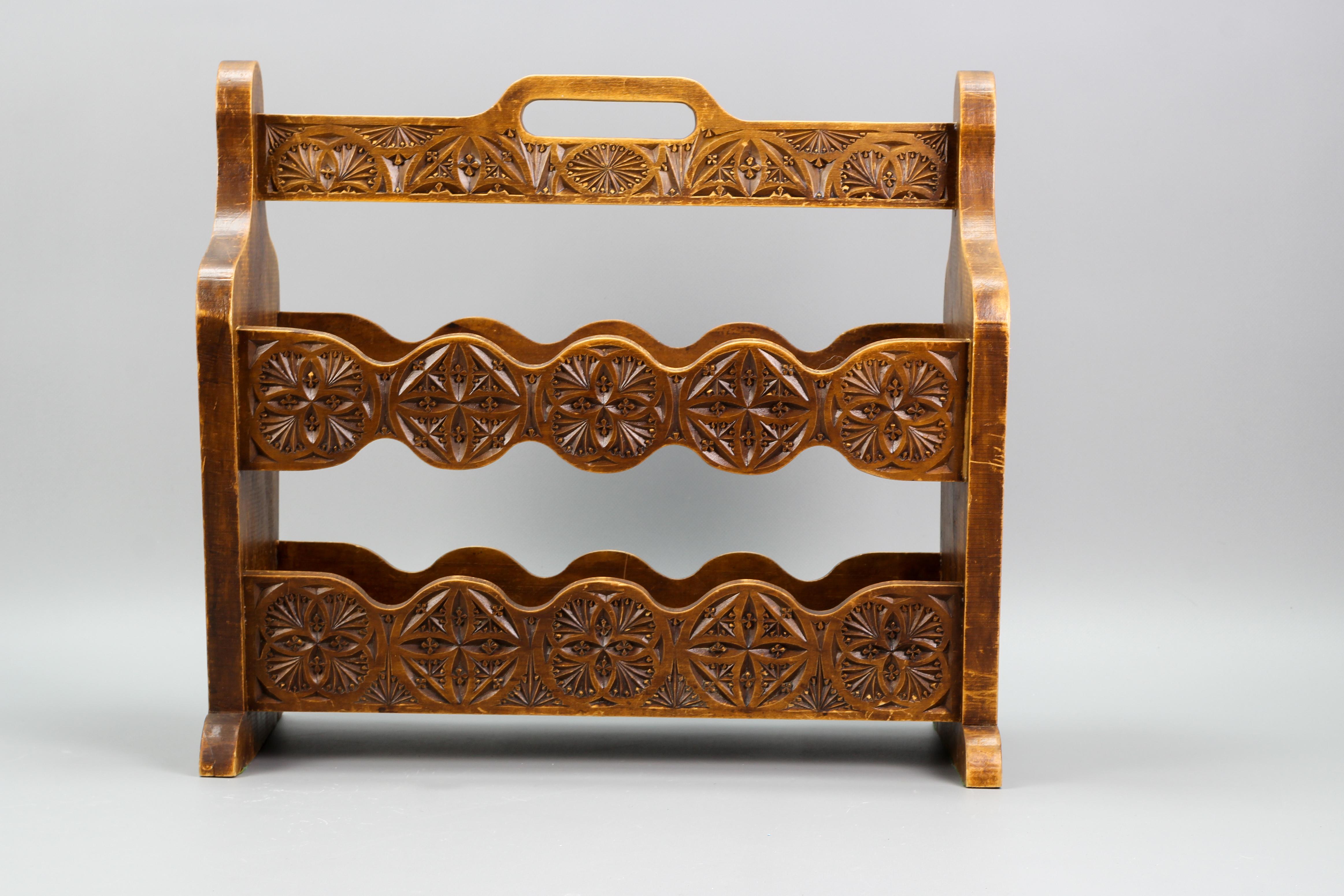 Dutch vintage carved wood magazine rack from the circa 1970s. This adorable and very decorative magazine rack is carved in the Frisian notch cut technique.
Dimensions: height: 40 cm / 15.74 in; width: 44.5 cm / 17.51 in; depth: 23 cm / 9.05 in.