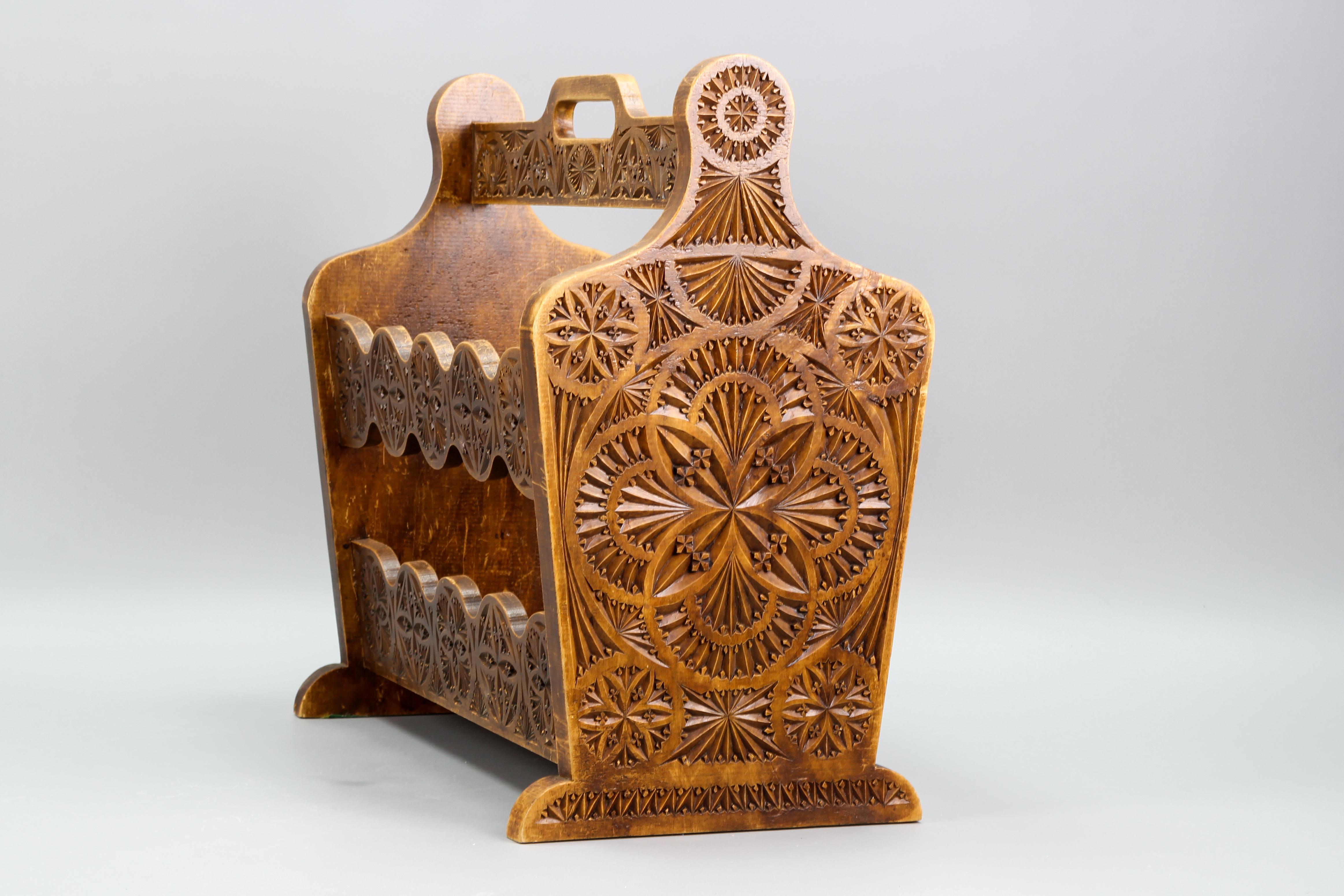 Vintage Dutch Carved Wooden Magazine Rack in Frisian Notch Cut Technique In Good Condition For Sale In Barntrup, DE