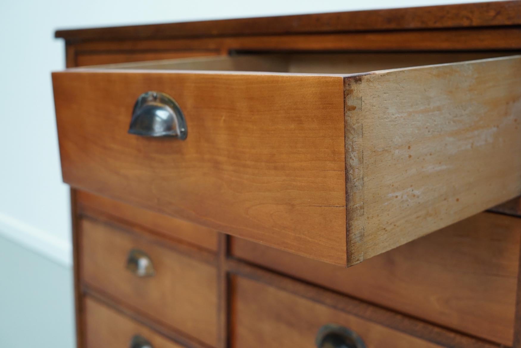 Este boticario / archivador se fabricó durante la década de 1930 en Holanda. Dispone de 12 cajones con herrajes de latón. Las dimensiones interiores de los cajones son DWH 35 x 42 x 12 cm