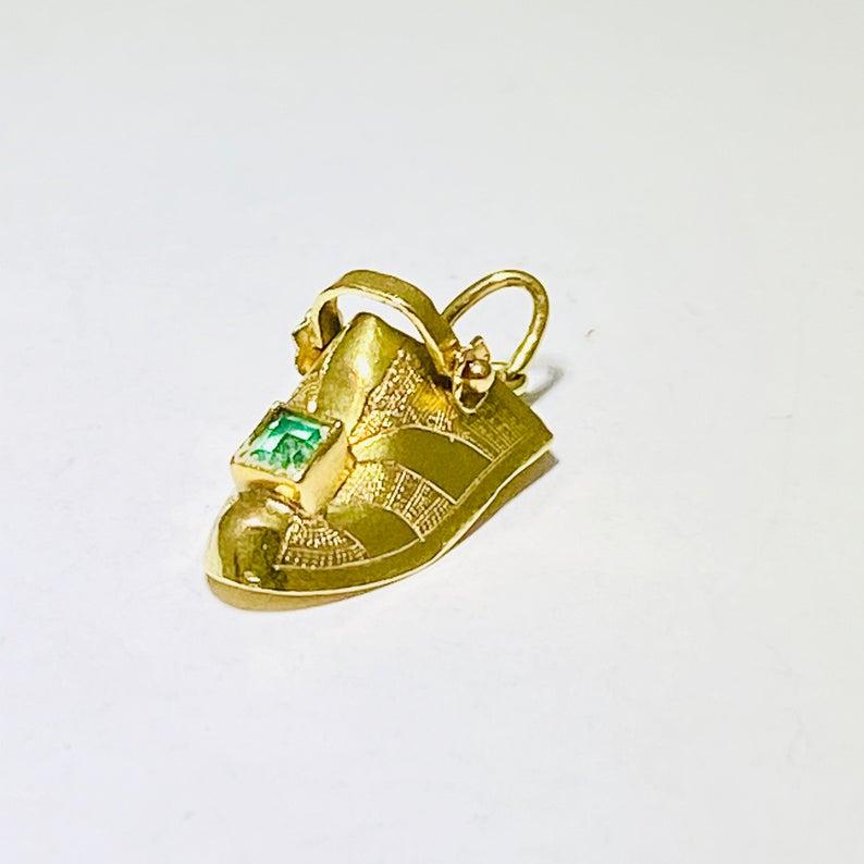 Art nouveau Breloque bottes hollandaise vintage en or 18 carats et tourmaline verte en vente