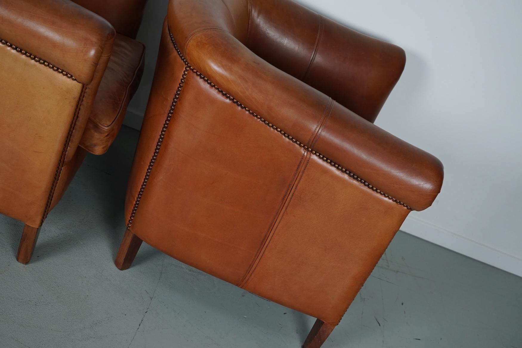 Cuir  Fauteuils club néerlandais vintage en cuir cognac, lot de trois avec deux poufs en vente