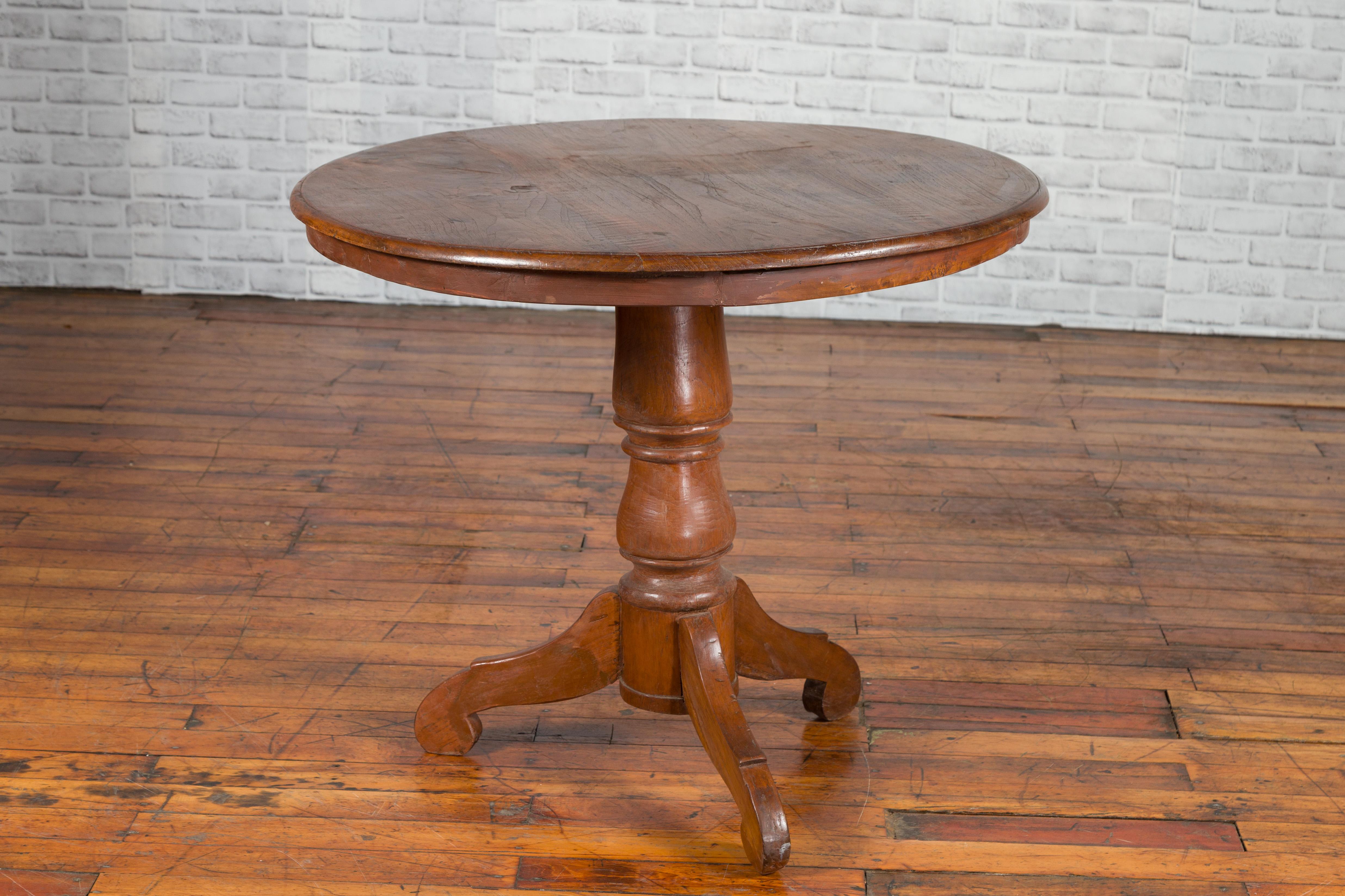 Vintage Dutch Colonial Indonesian Round Top Pedestal Table with Tripod Base For Sale 7