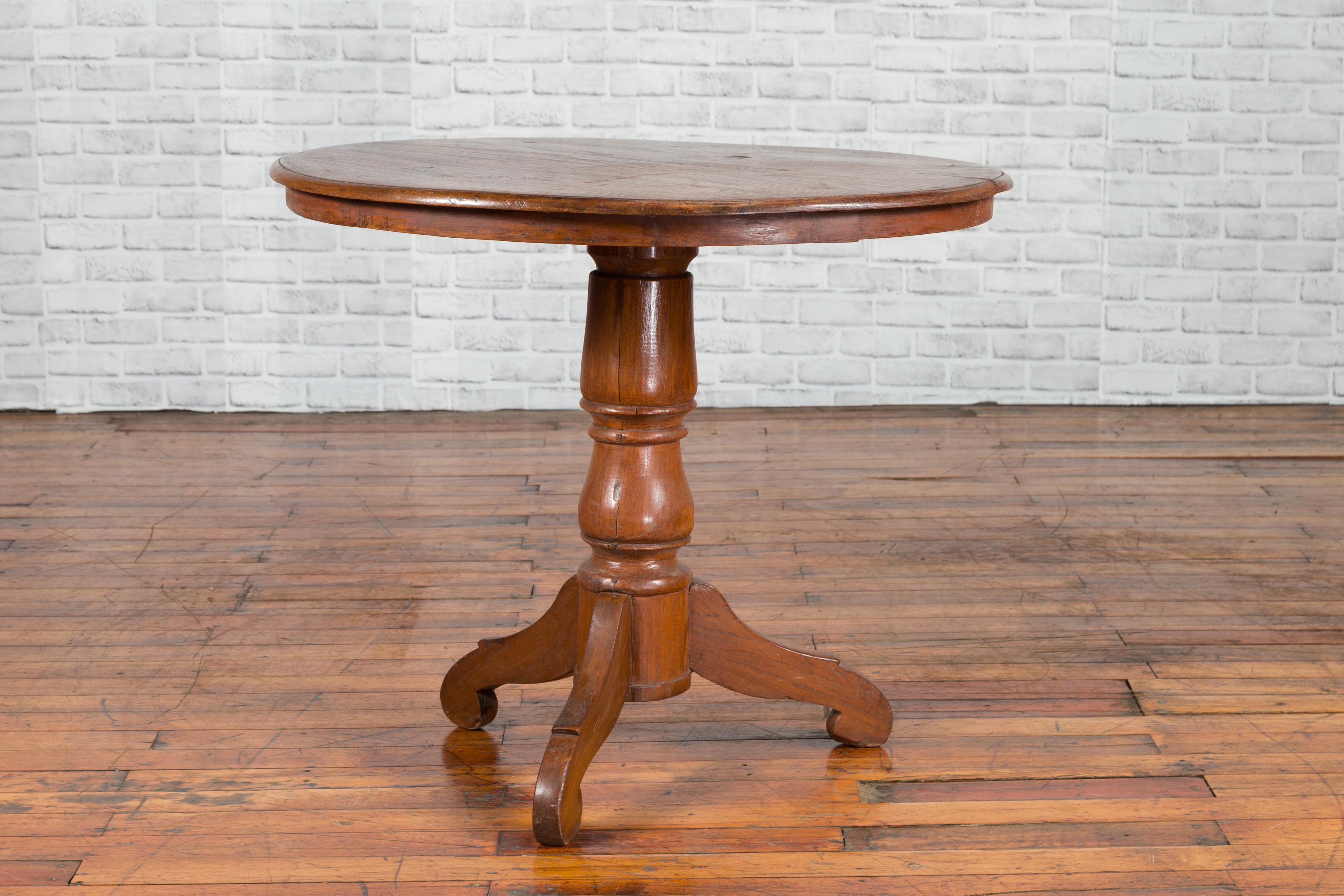 Vintage Dutch Colonial Indonesian Round Top Pedestal Table with Tripod Base In Good Condition For Sale In Yonkers, NY